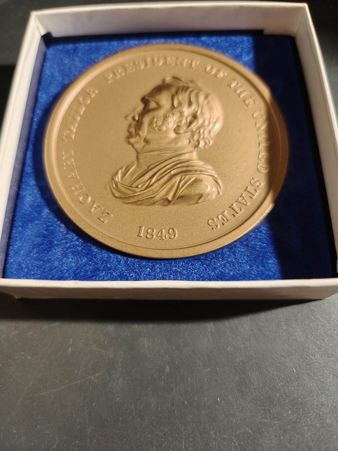 老王徽章第164期  美国铸币局扎卡里·泰勒总统（1849-1850）大铜章      原盒      直径76mm.     重量218.7g.      扎卡里·泰勒是美国第12 任总统，任期从1849 年3 月开始，直到1850 年7 月去世。  在担任总统之前，他是一名职业军官，在美国陆军中晋升为少将，并在美墨战争中取得胜利，成为民族英雄。  