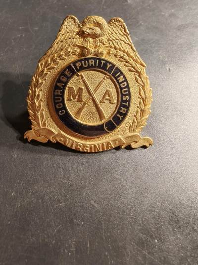 老王徽章第164期 -  美国弗吉尼亚军事学院大檐帽帽徽      美国与西点军校齐名的著名军校之一，也是孙立人将军的母校