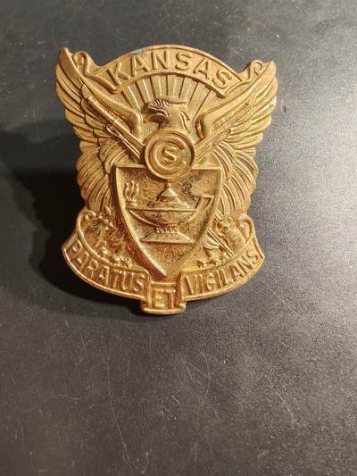 老王徽章第164期 -  美国堪萨斯军事学院大檐帽帽徽