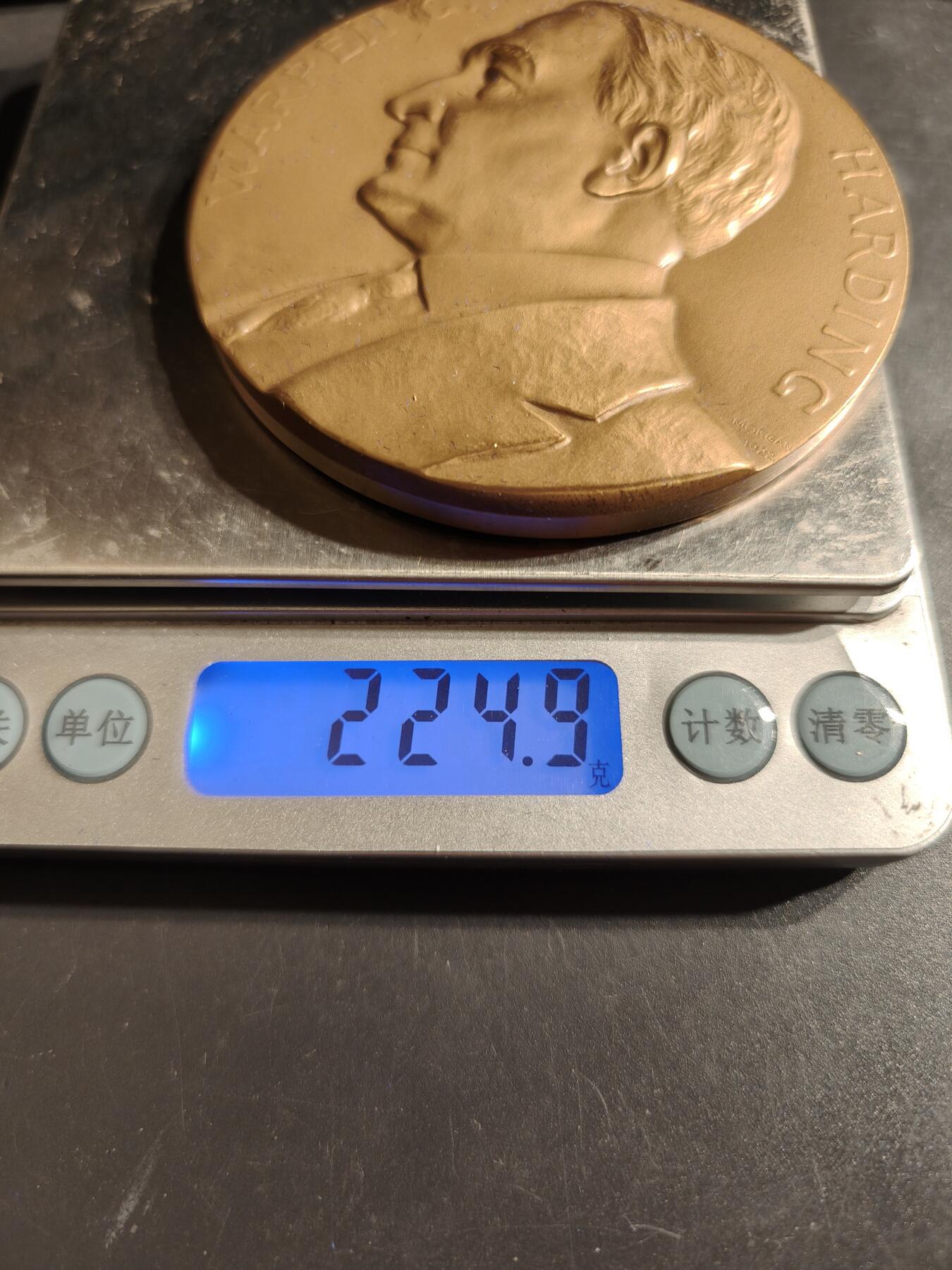 老王徽章第164期 美国铸币局总统沃伦•哈定大铜章       原盒      直径76mm.    重量224.9g.     哈丁于1921年3月4日就任美国总统。  他于1923年8月2日去世，在任期结束前逝世。  哈丁是第一位乘汽车参加就职典礼的总统。  他以“回归常态”（Return to Normalcy）为竞选口号赢得选举。 