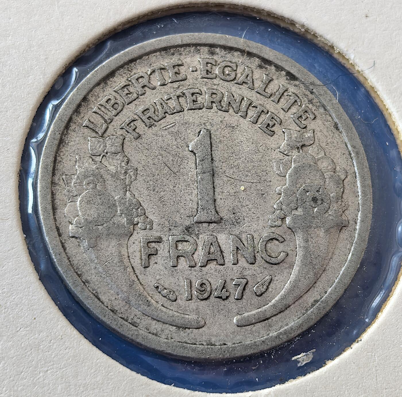 外国优质老铜币银币，周六九点倒数截拍，满百包邮，可寄存半年，喜欢朋友微信扫描二维码可直接参拍 欧洲老藏家纸夹-法国1947年丰锐角版1法郎铝币