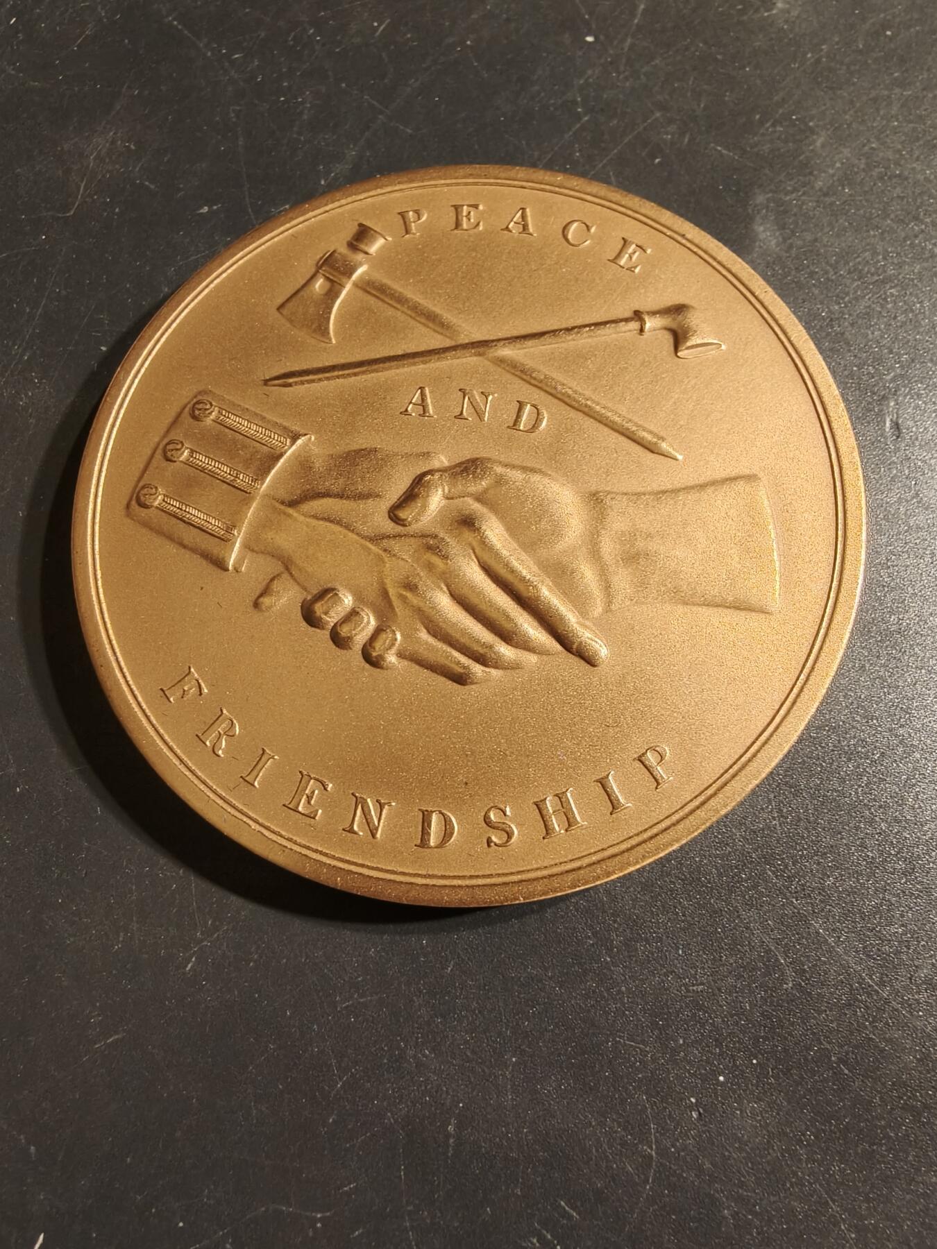 老王徽章第164期  美国铸币局约翰•泰勒总统大铜章     原盒带证书     直径76mm.    重量216g.    约翰•泰勒是美国第十任总统，1841年标志着泰勒的总统任期开始. 