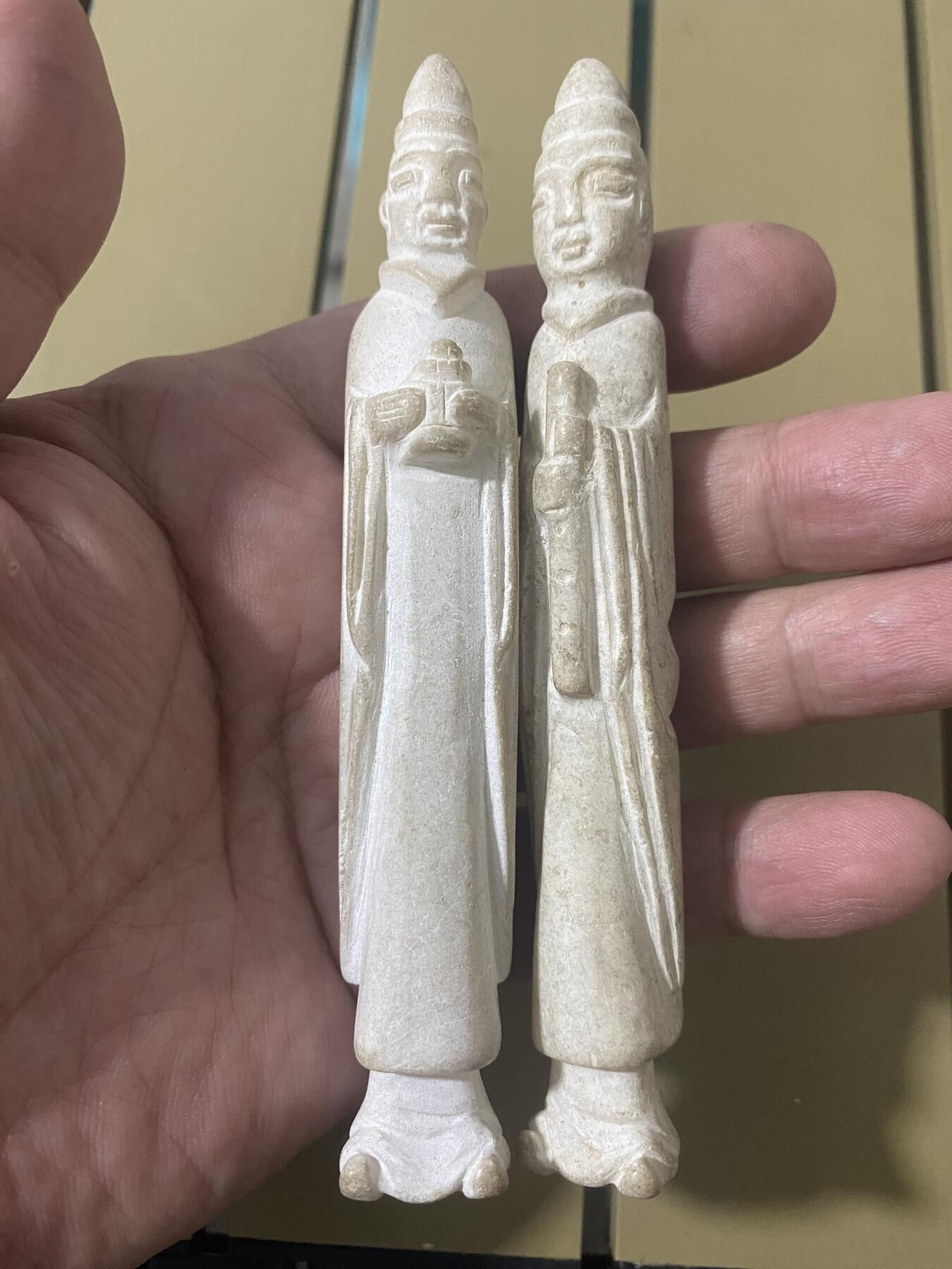 江南站杂项场 手把件一对，材质不清楚