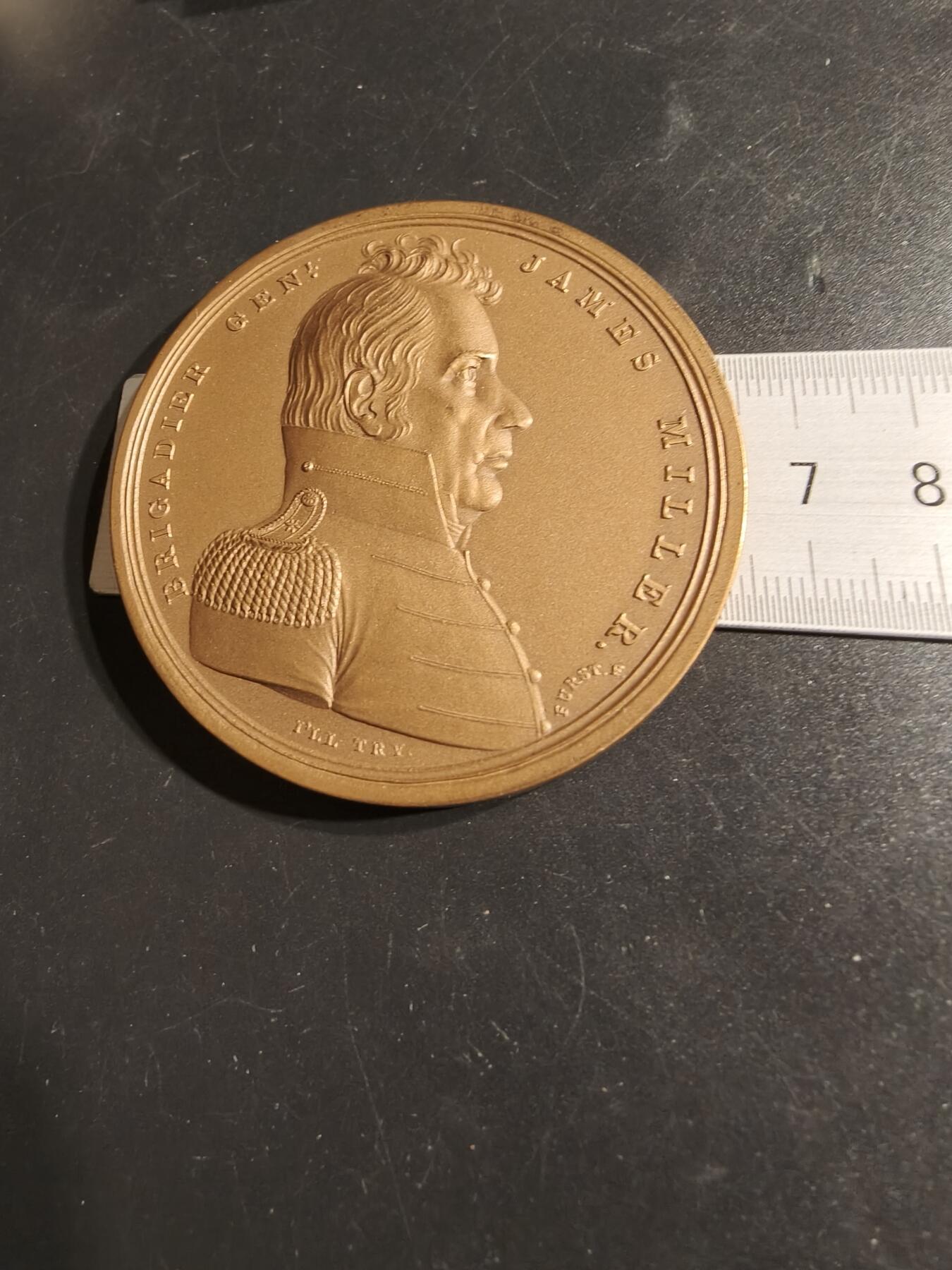 老王徽章第164期  美国铸币局詹姆斯·米勒准将（1776-1851）大铜章     原盒     直径65mm.    重量131.9g.     背面刻有米勒将军参与1812年第二次英美战争中的三场著名战役：奇帕瓦战役（Battles of Chippewa, July 5, 1814）、尼亚加拉战役（Niagara, July 25, 1814）和伊利堡战役（Erie, Sep. 17, 1814）