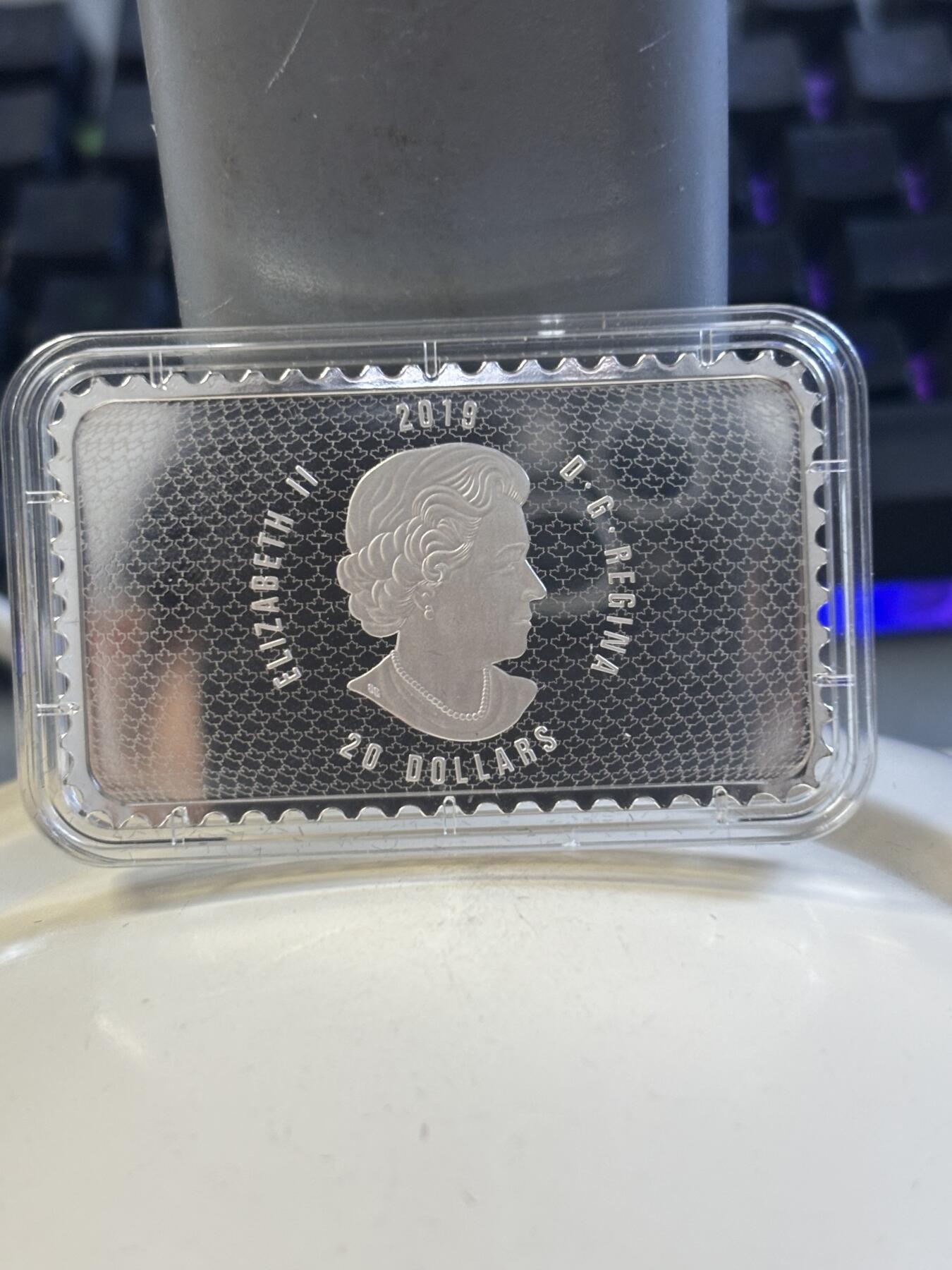 第182期拍卖 加拿大2019年历史邮票系列徽章和国旗1盎司彩银币，,发行5000枚，9999银