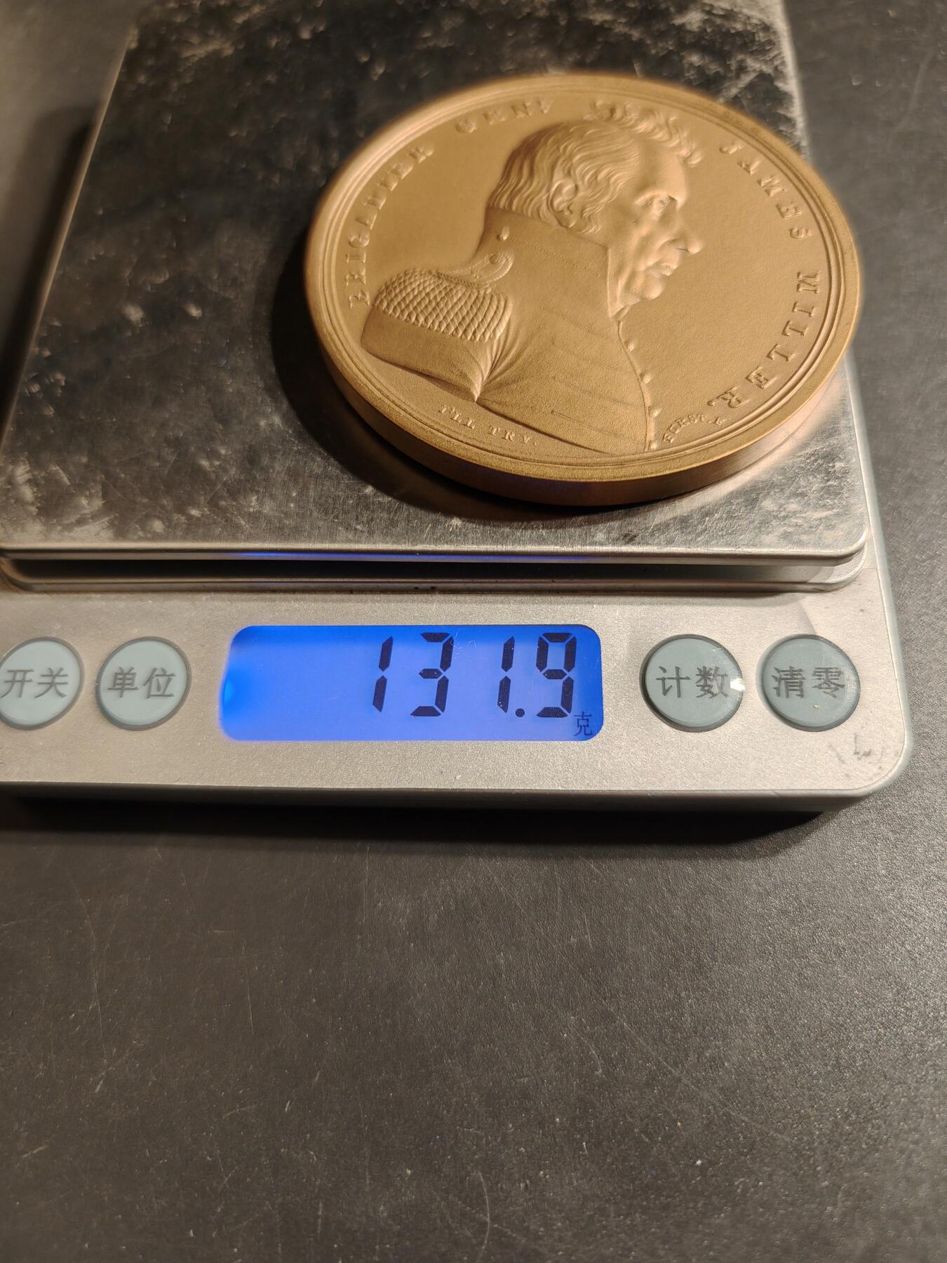 老王徽章第164期  美国铸币局詹姆斯·米勒准将（1776-1851）大铜章     原盒     直径65mm.    重量131.9g.     背面刻有米勒将军参与1812年第二次英美战争中的三场著名战役：奇帕瓦战役（Battles of Chippewa, July 5, 1814）、尼亚加拉战役（Niagara, July 25, 1814）和伊利堡战役（Erie, Sep. 17, 1814）