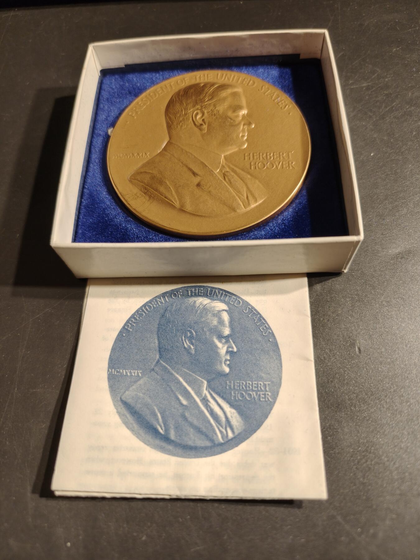 老王徽章第164期  美国铸币局赫伯特•胡佛总统大铜章     原盒带证书     直径76mm.    重量227.5g