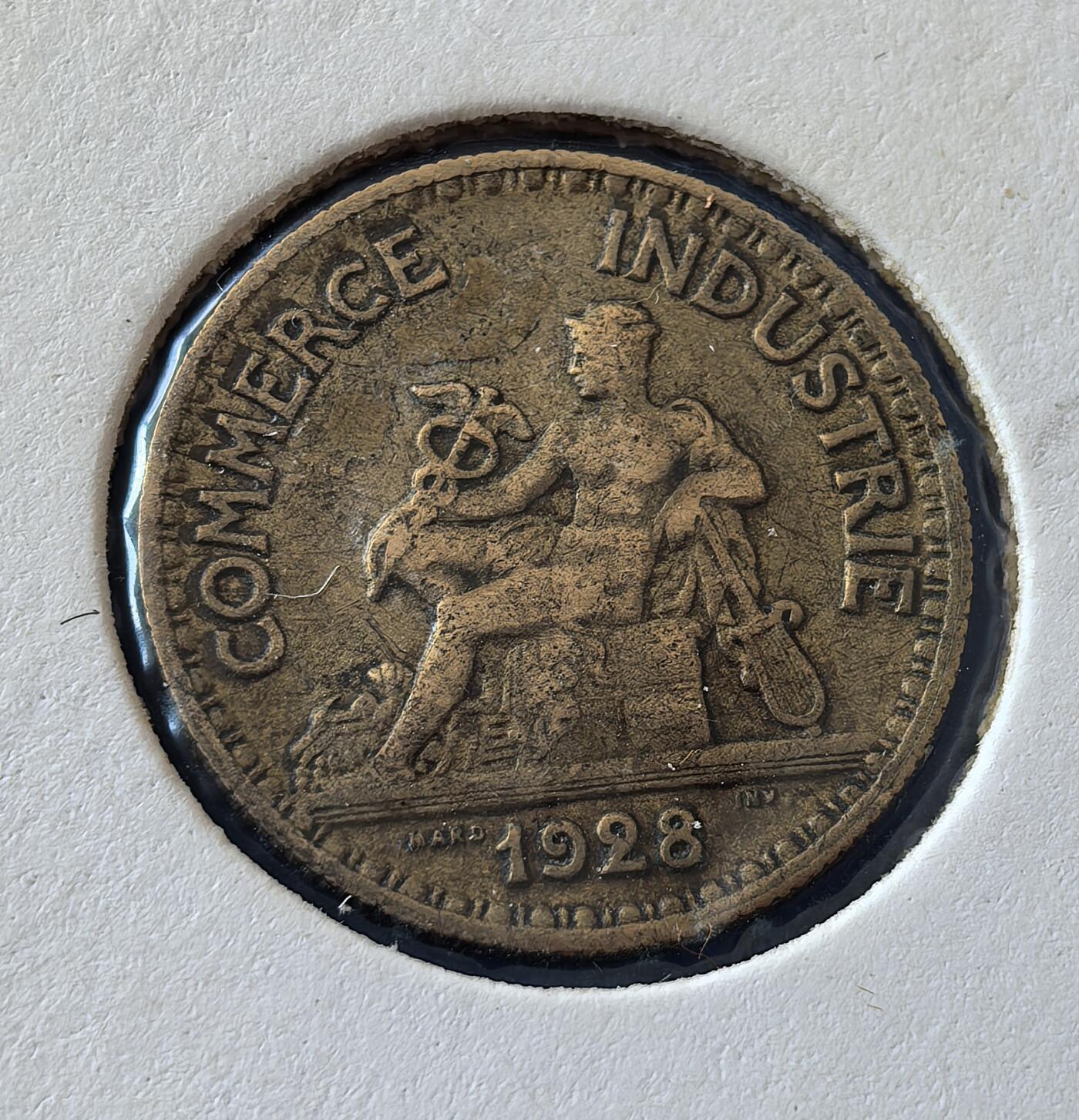 外国优质老铜币银币，周六九点倒数截拍，满百包邮，可寄存半年，喜欢朋友微信扫描二维码可直接参拍 欧洲老藏家纸夹-法国1928年商务部版50分铜币