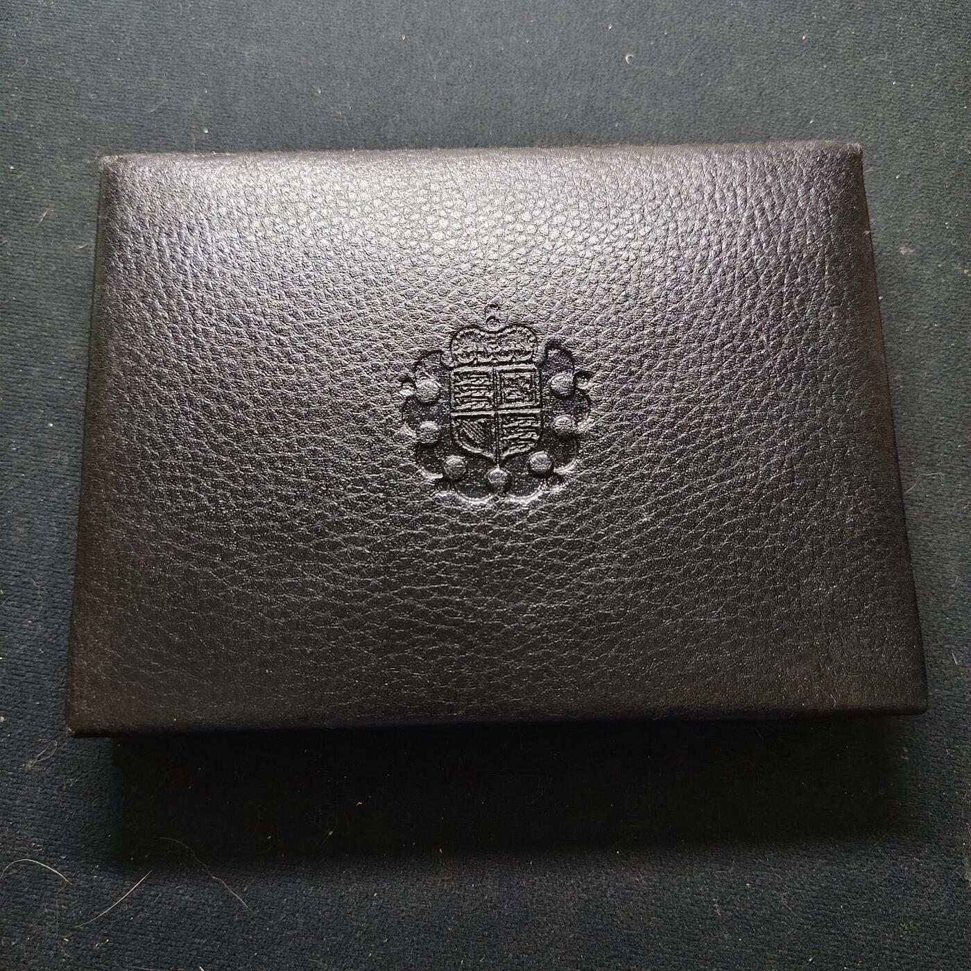 【全场包邮】纯粹捡漏拍479场（免费代拍第16场） 英国2008年王室标志末版11枚官方精制套币-盒证全-含5镑伊丽莎白一世+5镑查尔斯大寿+2镑伦敦奥运会百年精制纪念币