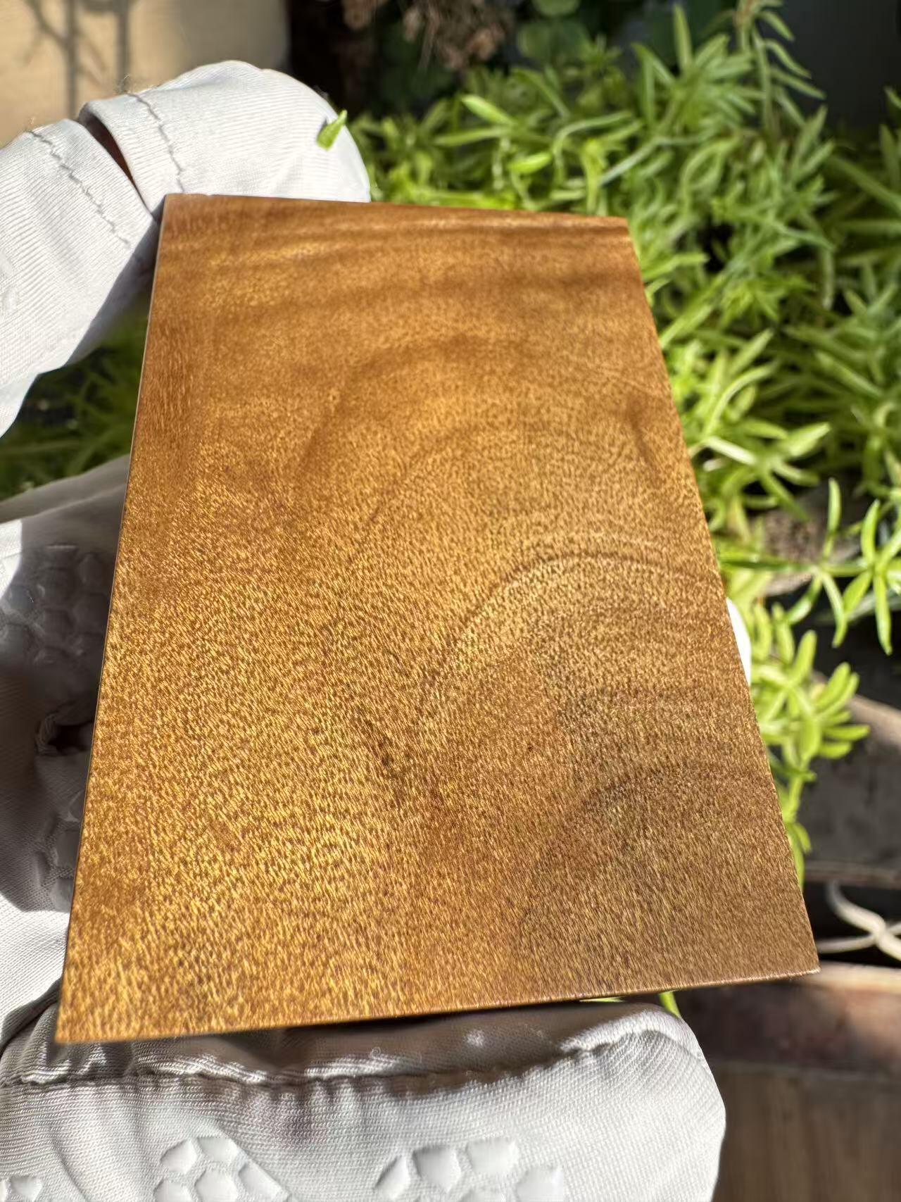 零元拍：H002 金丝楠牌子，香喷喷的小金砖，金光闪闪，71/47/13CM CM，牌子有一道碳化裂，不是贯穿裂，最后三张图片已展示，介意勿拍。