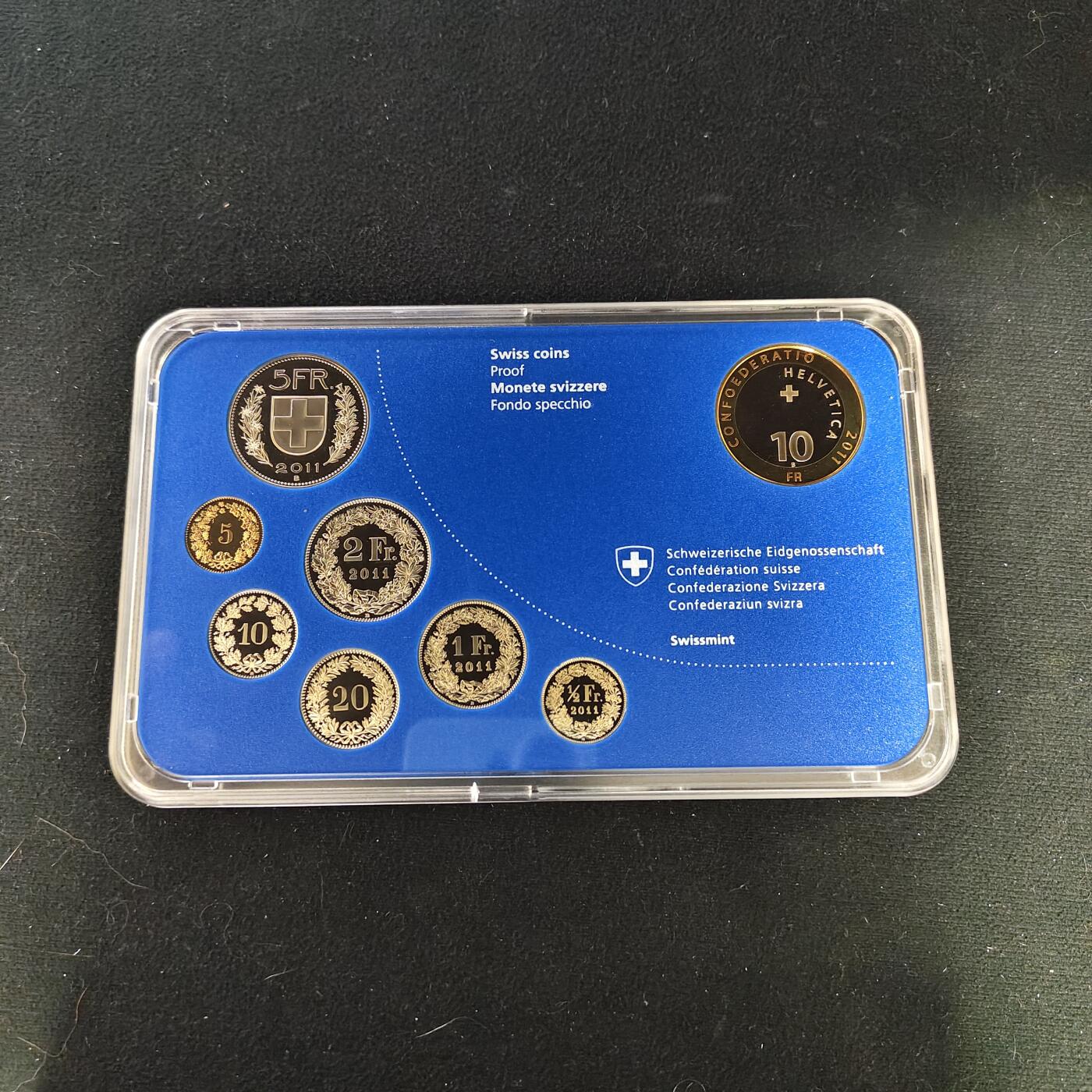 【全场包邮】纯粹捡漏拍479场（免费代拍第16场） 【少见】瑞士2011年蓝盒官方精制套币-含10法郎伯尔尼洋葱市场精制双色纪念币-量4000