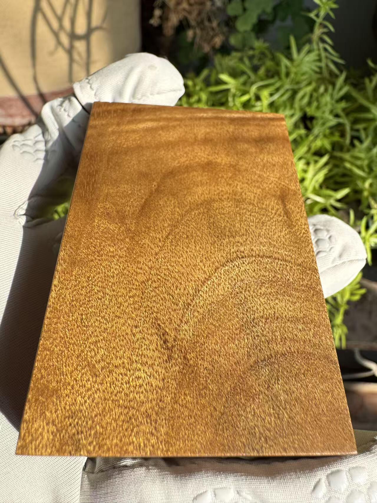 零元拍：H002 金丝楠牌子，香喷喷的小金砖，金光闪闪，71/47/13CM CM，牌子有一道碳化裂，不是贯穿裂，最后三张图片已展示，介意勿拍。