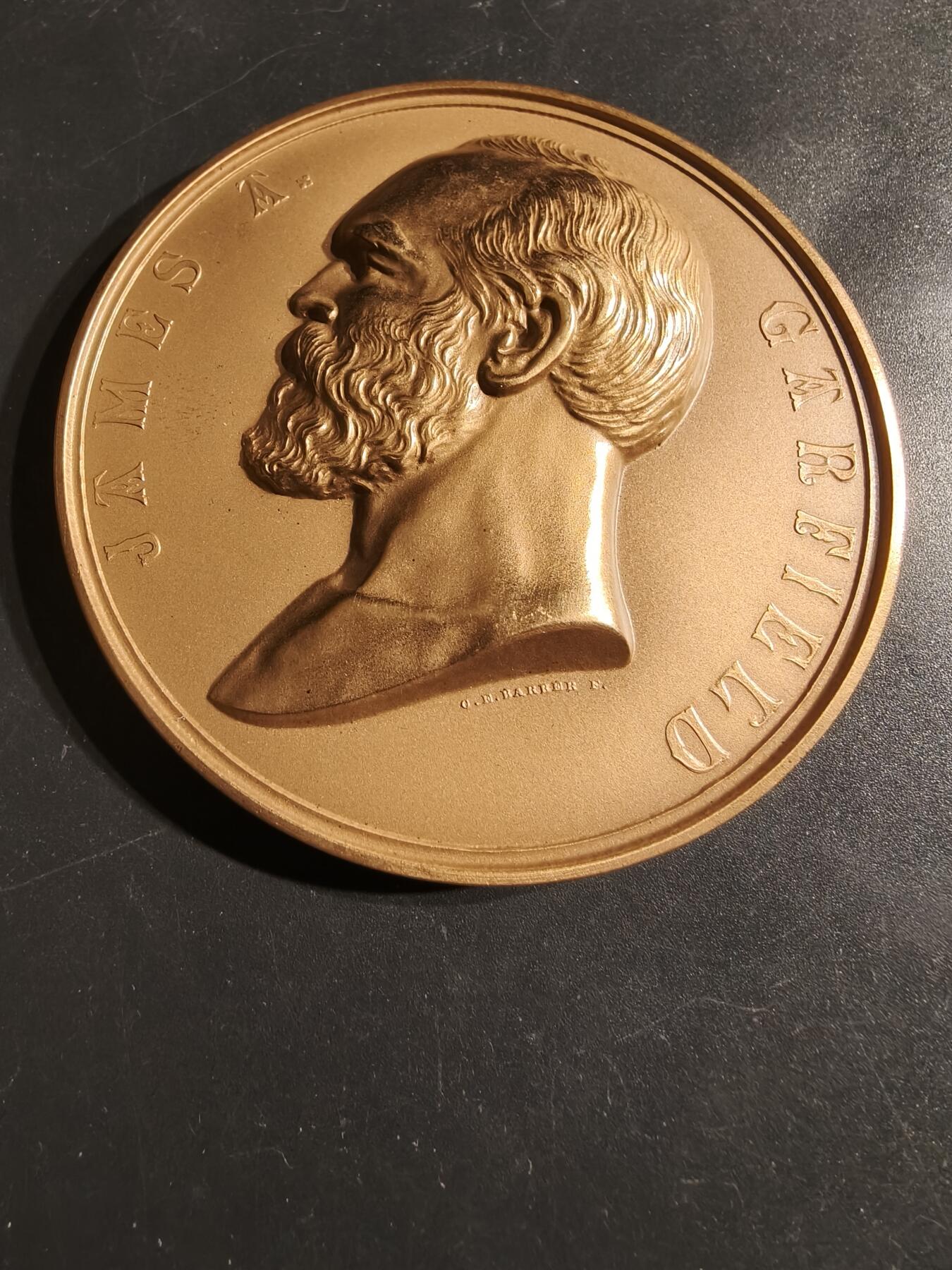 老王徽章第164期 美国铸币局詹姆斯•加菲尔德总统大铜章     原盒      直径76mm.    重量217.7g.       詹姆斯·A·加菲尔德是美国第20任总统，于1881年3月4日就职.他在任仅100天后遭遇暗杀，并于1881年9月19日去世.  