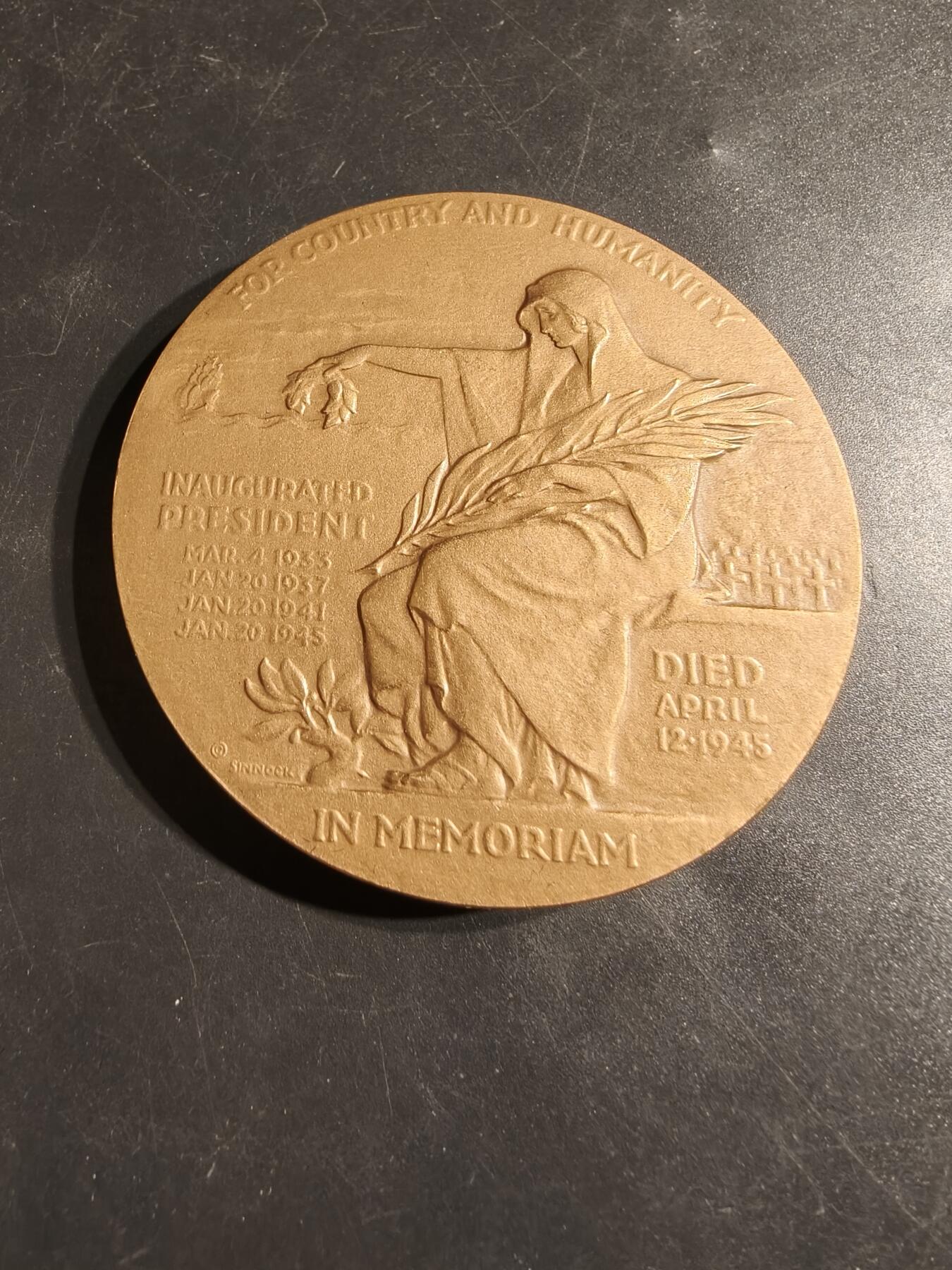 老王徽章第164期 美国铸币局富兰克林•罗斯福总统大铜章      原盒带     直径76mm.    重量226.9g.    