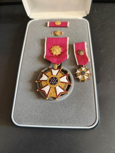 老王徽章第164期 -  美国军官级功绩军团勋章     原盒带略和迷你章、珐琅略    少见大全套