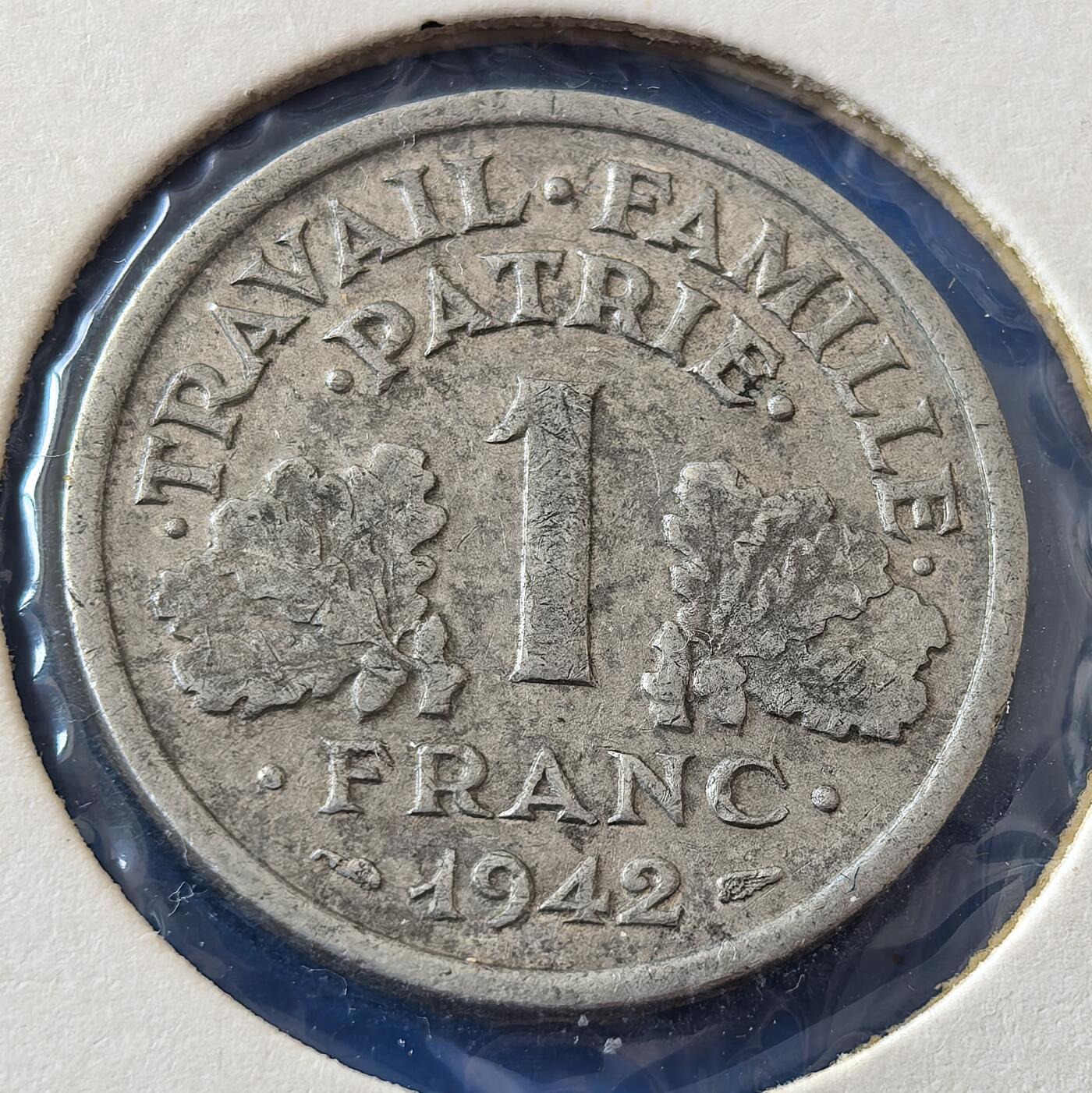 外国优质老铜币银币，周六九点倒数截拍，满百包邮，可寄存半年，喜欢朋友微信扫描二维码可直接参拍 欧洲老藏家纸夹-法国1942年束棒版1法郎铝币
