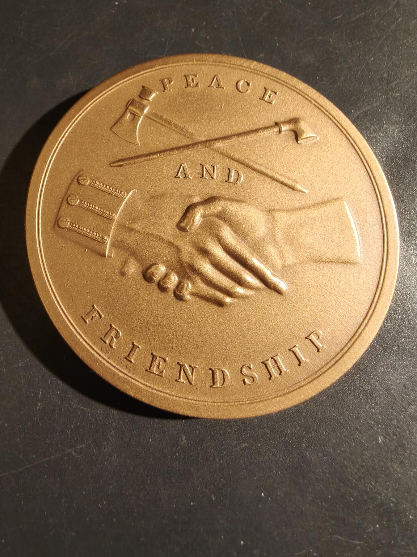 老王徽章第164期  美国铸币局扎卡里·泰勒总统（1849-1850）大铜章      原盒      直径76mm.     重量218.7g.      扎卡里·泰勒是美国第12 任总统，任期从1849 年3 月开始，直到1850 年7 月去世。  在担任总统之前，他是一名职业军官，在美国陆军中晋升为少将，并在美墨战争中取得胜利，成为民族英雄。  