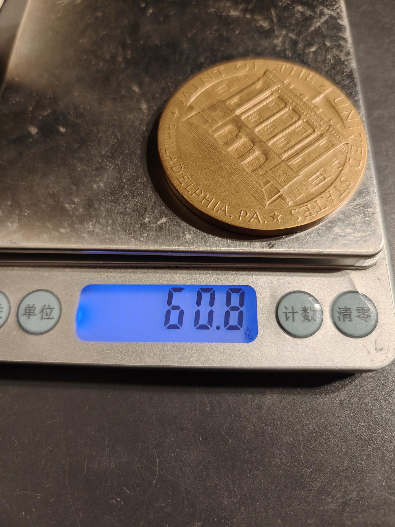 老王徽章第164期  美国国父乔治华盛顿诞辰200周年大铜章     正面为华盛顿的维农山庄      直径50mm.    重量60.8g