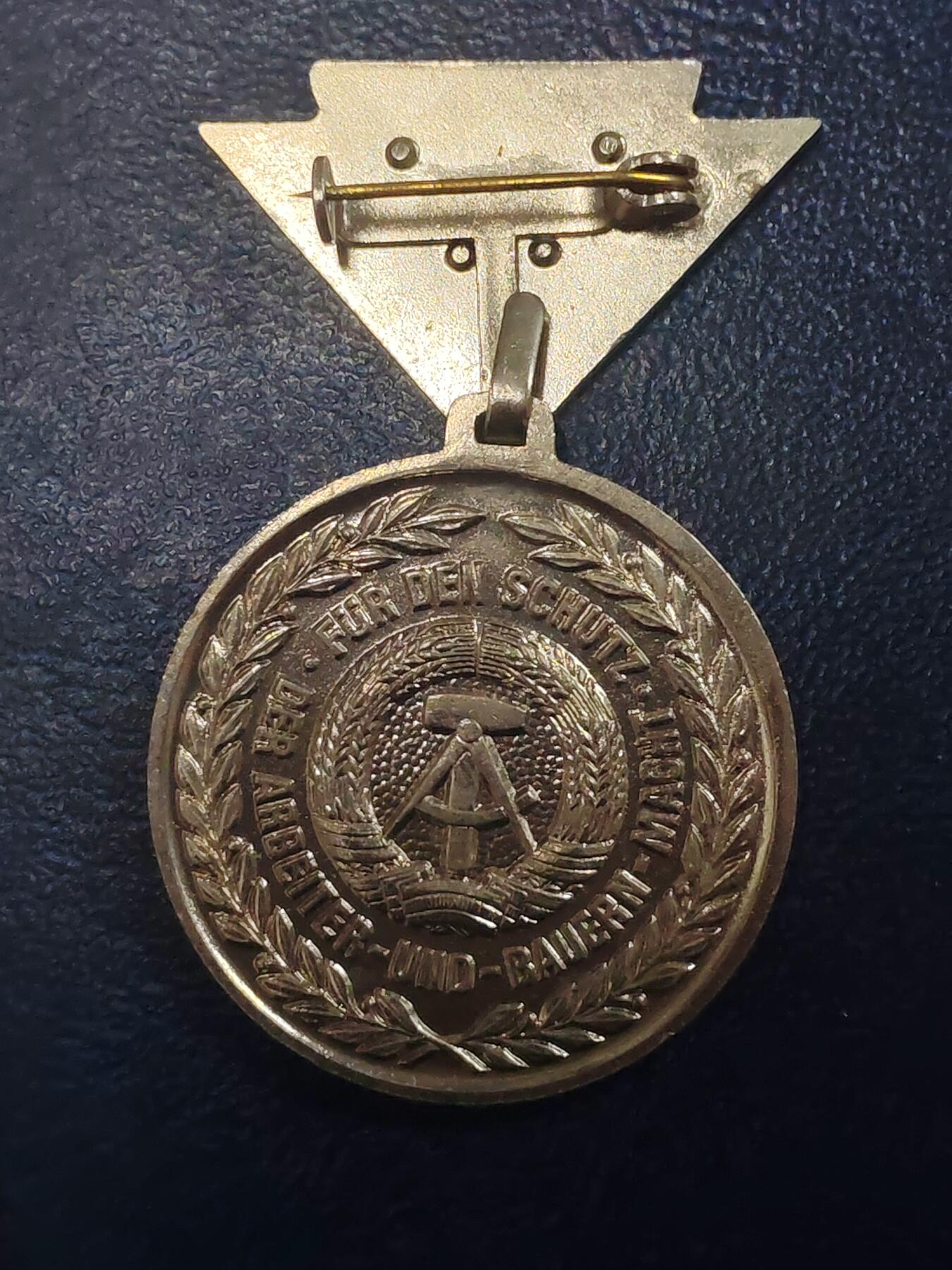 荷兰第129期勋赏拍卖 民主德国银级人民军预备役优秀服务奖章