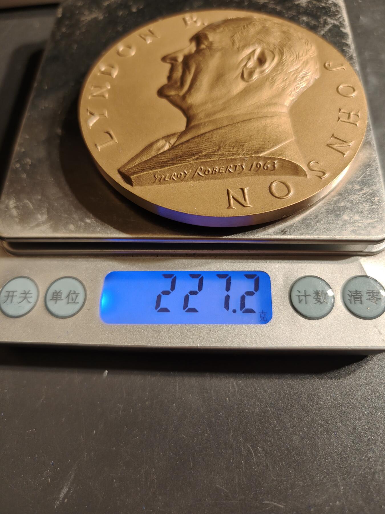 老王徽章第164期 美国铸币局林登•约翰逊总统大铜章      原盒     背部刻有总统引言：“我们将以一个团结的目标为所有国家人民服务”      直径76mm.     重量227.2g