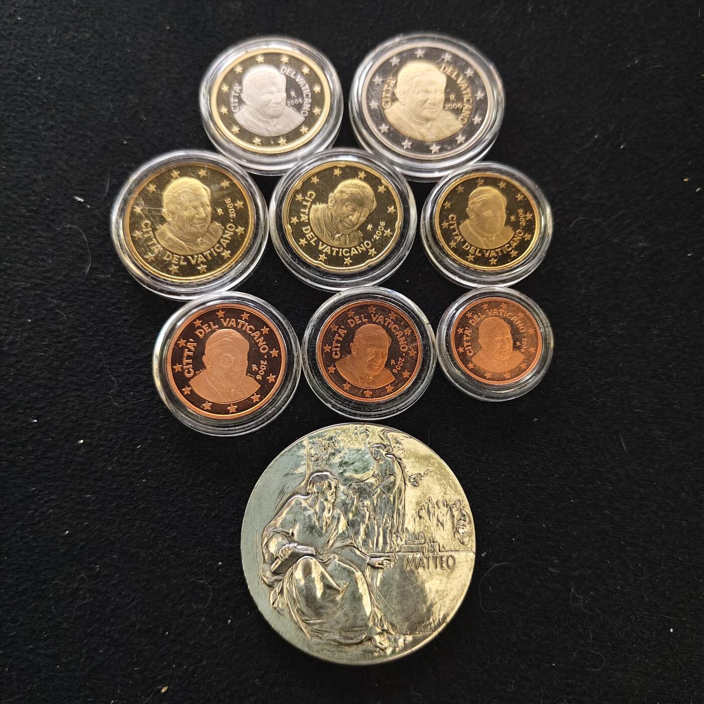 【全场包邮】纯粹捡漏拍479场（免费代拍第16场） 梵蒂冈2006年欧元官方精制套币-盒证全-含45克圣马太磨砂仿古超大纪念银章