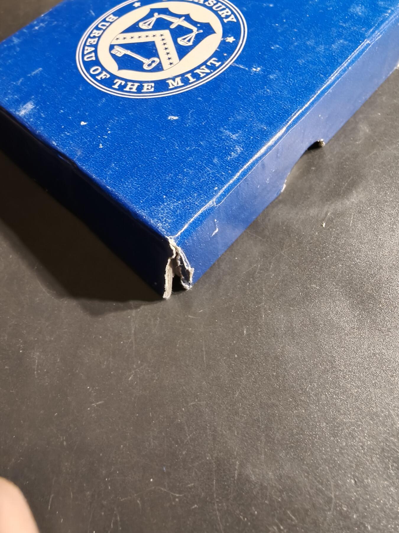 老王徽章第164期 美国铸币局总统沃伦•哈定大铜章       原盒      直径76mm.    重量224.9g.     哈丁于1921年3月4日就任美国总统。  他于1923年8月2日去世，在任期结束前逝世。  哈丁是第一位乘汽车参加就职典礼的总统。  他以“回归常态”（Return to Normalcy）为竞选口号赢得选举。 