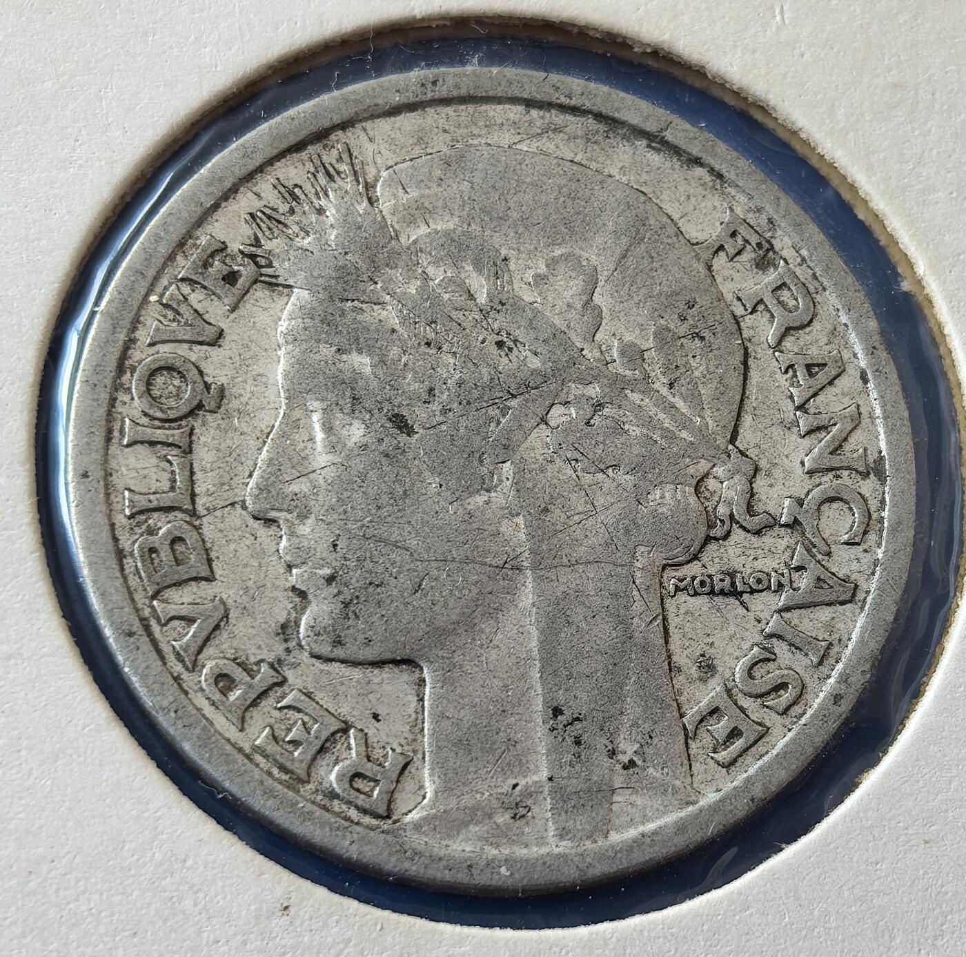 外国优质老铜币银币，周六九点倒数截拍，满百包邮，可寄存半年，喜欢朋友微信扫描二维码可直接参拍 欧洲老藏家纸夹-法国1947年丰锐角版2法郎铝币