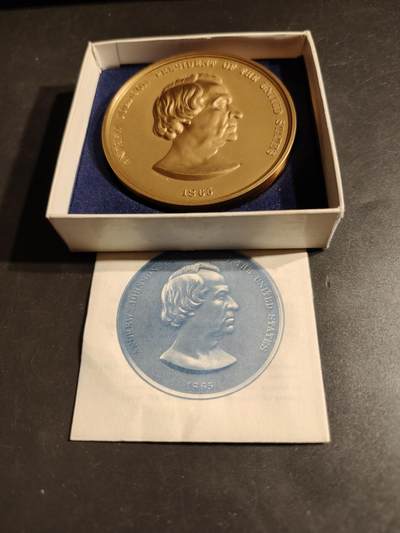 老王徽章第164期 -  美国铸币局安德鲁•约翰逊总统（1865-1869）大铜章     原盒带证书     直径76mm.    重量229.3g