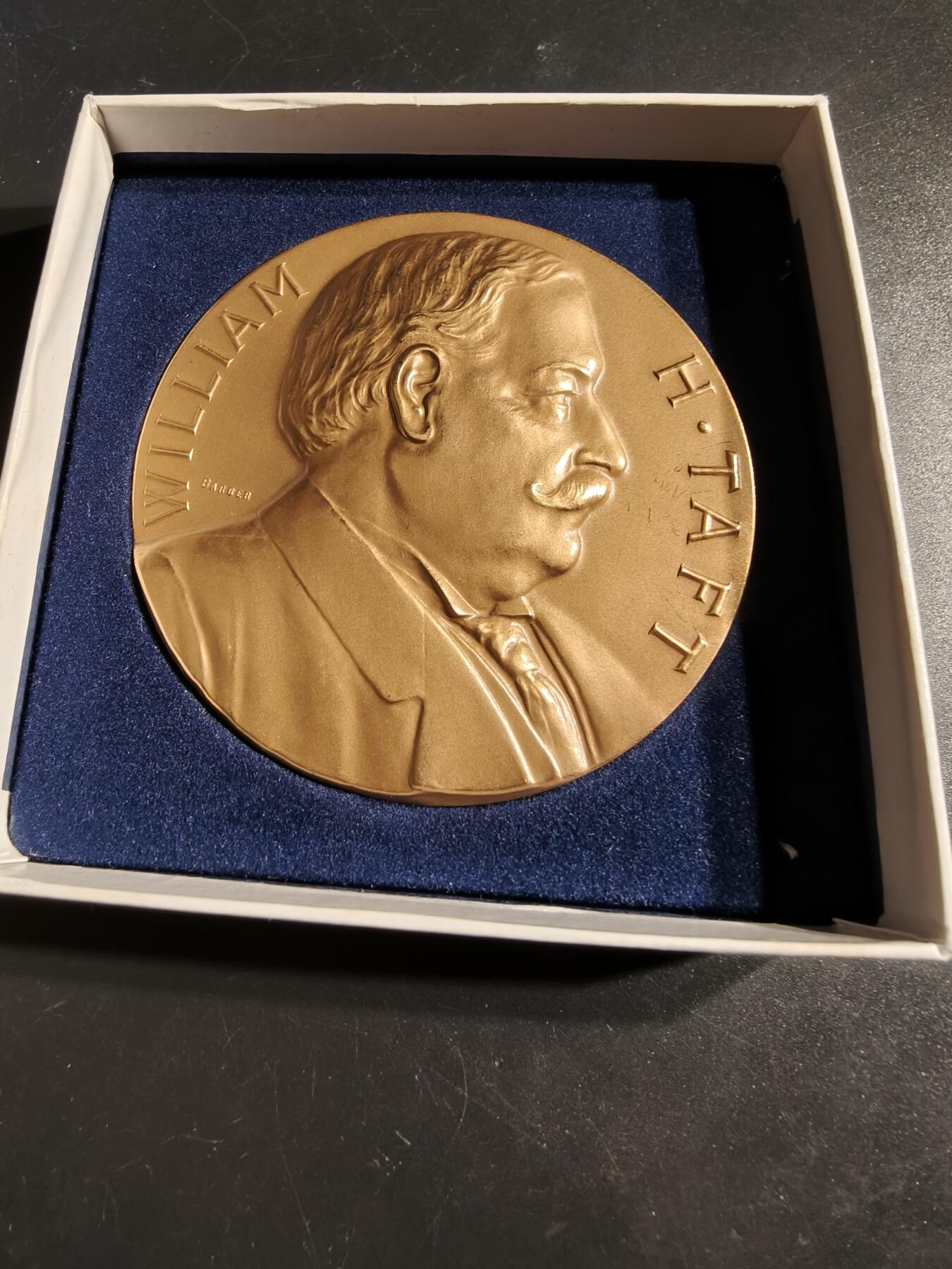 老王徽章第164期  美国铸币局威廉•塔夫脱总统大铜章     原盒    直径76mm.    重量222.1g.    威廉·霍华德·塔夫脱是美国第27任总统（1909-1913年）。  他后来成为美国第十任首席大法官，是唯一一位同时担任过这两个职务的人。  