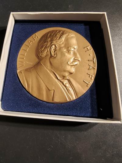 老王徽章第164期 -  美国铸币局威廉•塔夫脱总统大铜章     原盒    直径76mm.    重量222.1g.    威廉·霍华德·塔夫脱是美国第27任总统（1909-1913年）。  他后来成为美国第十任首席大法官，是唯一一位同时担任过这两个职务的人。  