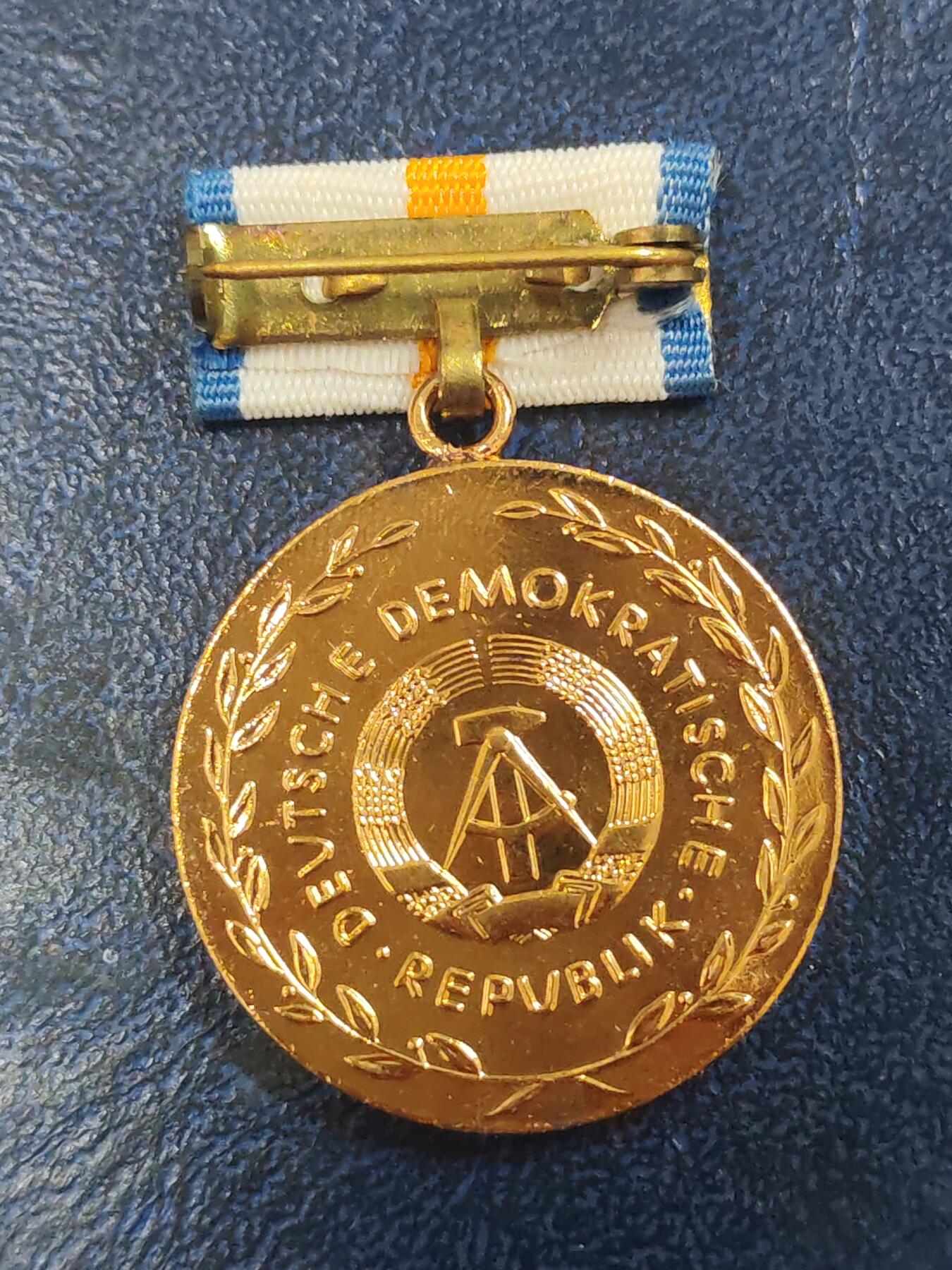 荷兰第129期勋赏拍卖 民主德国金级卫生服务功绩奖章