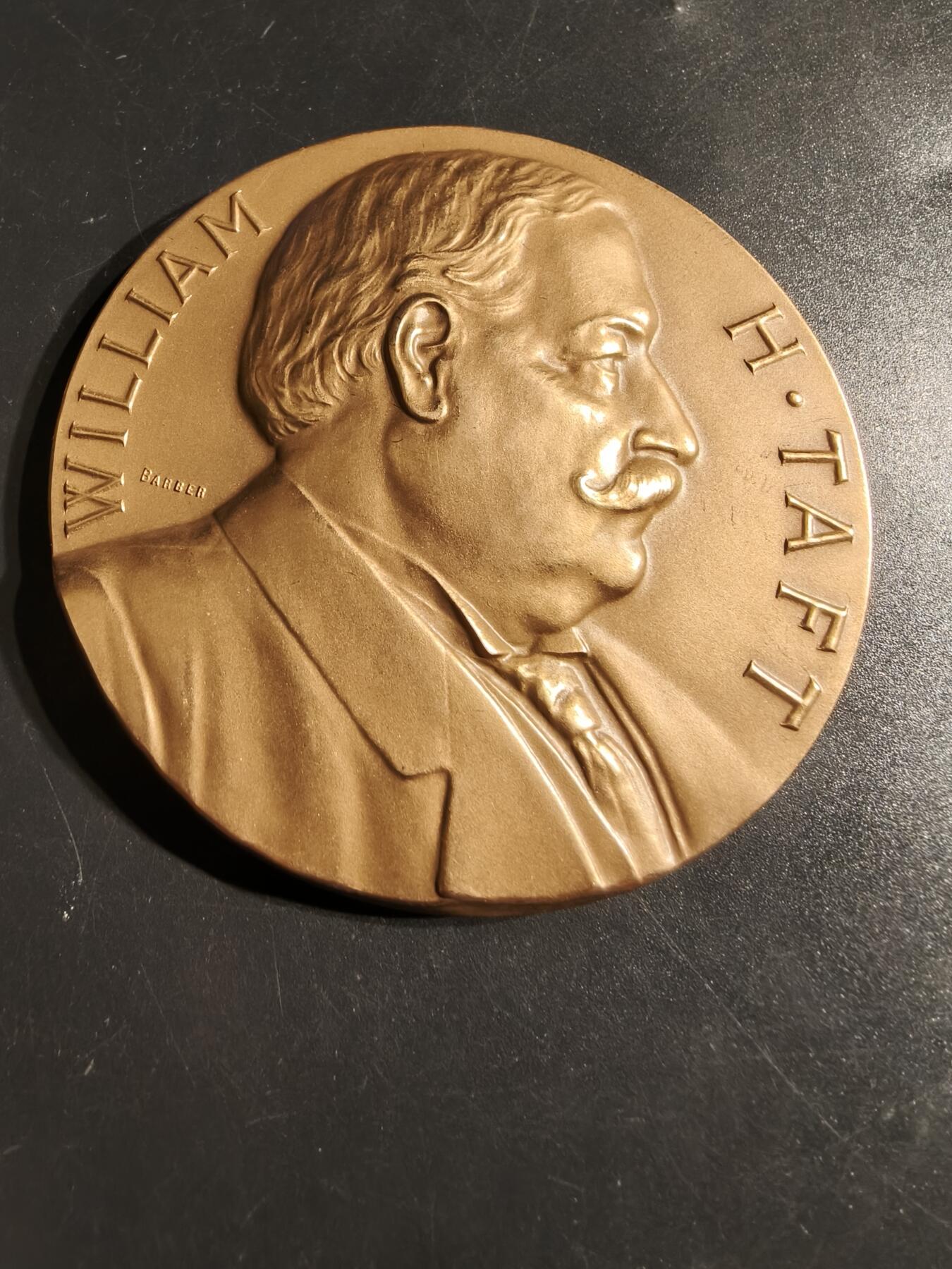 老王徽章第164期  美国铸币局威廉•塔夫脱总统大铜章     原盒    直径76mm.    重量222.1g.    威廉·霍华德·塔夫脱是美国第27任总统（1909-1913年）。  他后来成为美国第十任首席大法官，是唯一一位同时担任过这两个职务的人。  