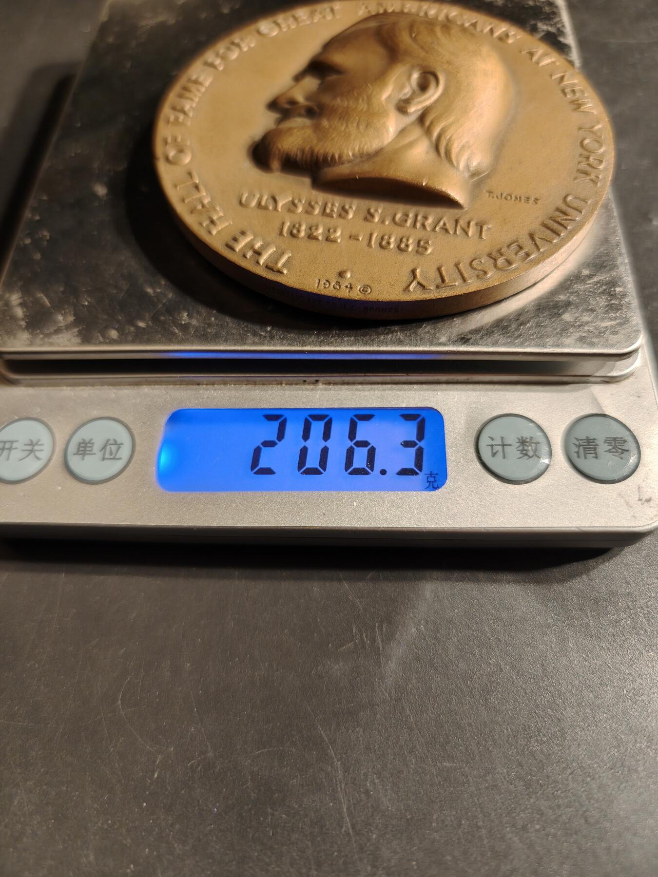 老王徽章第164期 美国尤利西斯•格兰特将军大铜章      高浮雕      直径76mm.    重量206.3g.      尤利西斯·S·格兰特，美国南北战争时期的联邦军总司令，后来成为美国第18任总统。