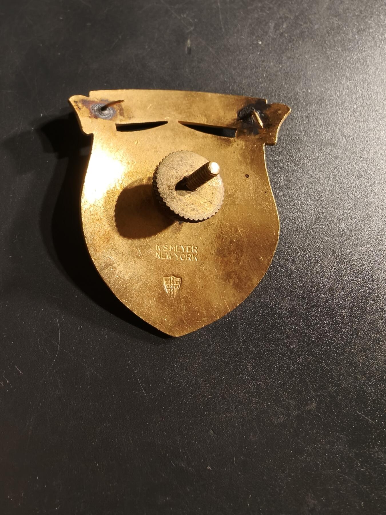 老王徽章第164期 美国圣托马斯军事学院大檐帽帽徽     二战时期版本     成立于1864年，美国老牌军校之一