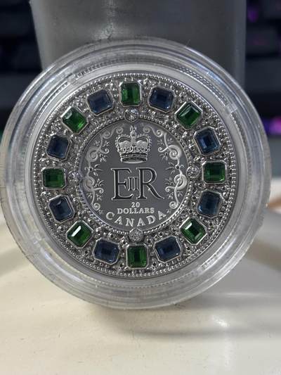 第182期拍卖 - 加拿大2022年帝国皇冠缅怀女王镶嵌宝石纪念银币，9999银，31.39克，