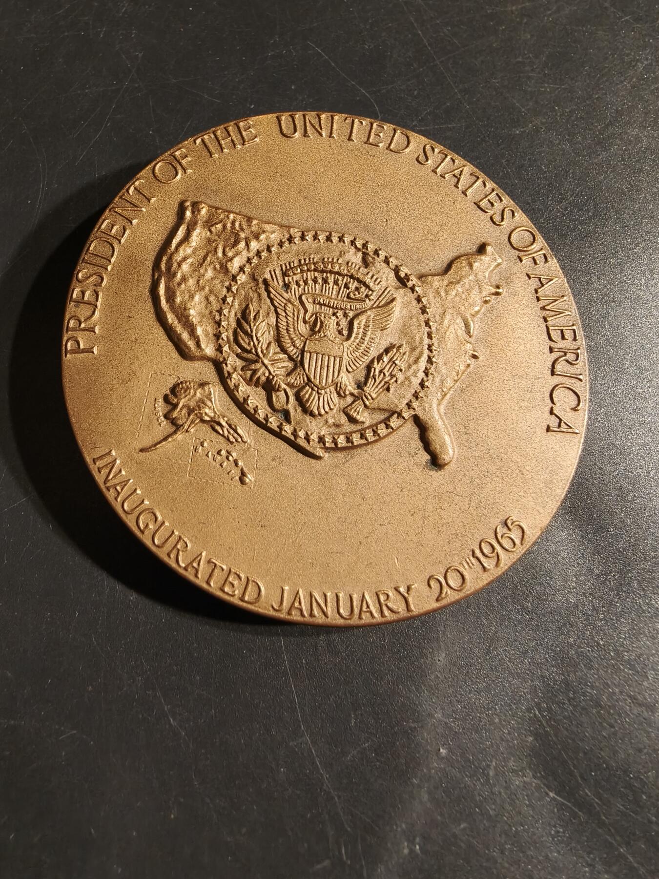 老王徽章第164期  美国林登约翰逊总统就职典礼大铜章     高浮雕总统头像     直径68mm.    重量218.3g
