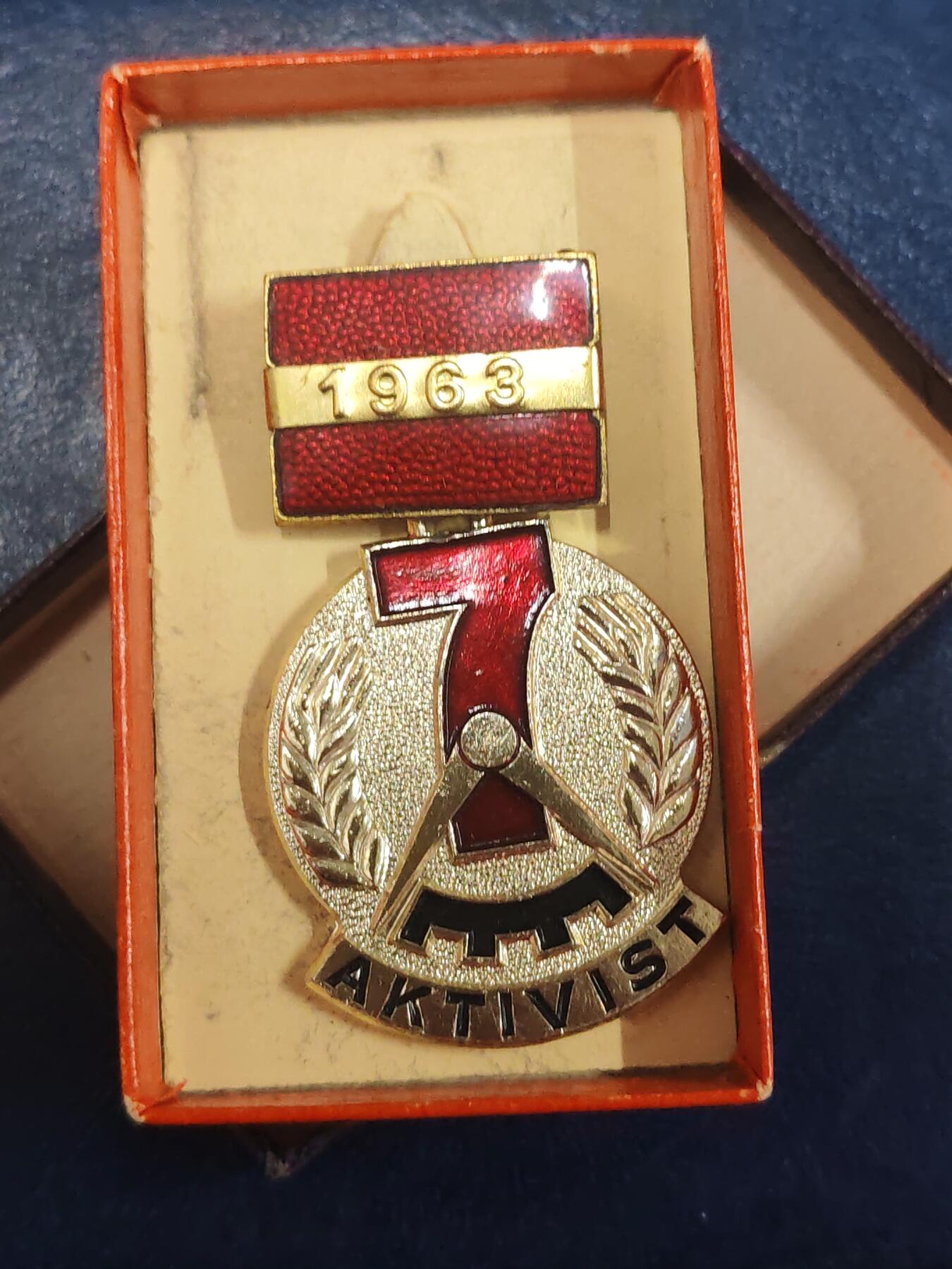 荷兰第129期勋赏拍卖 民主德国七年计划劳动模范奖章 带原盒