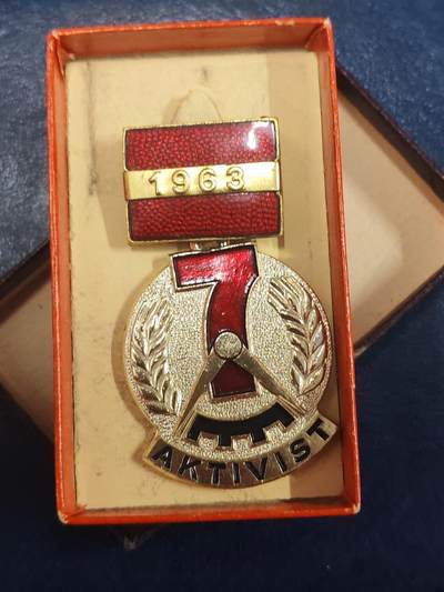 荷兰第129期勋赏拍卖 - 民主德国七年计划劳动模范奖章 带原盒