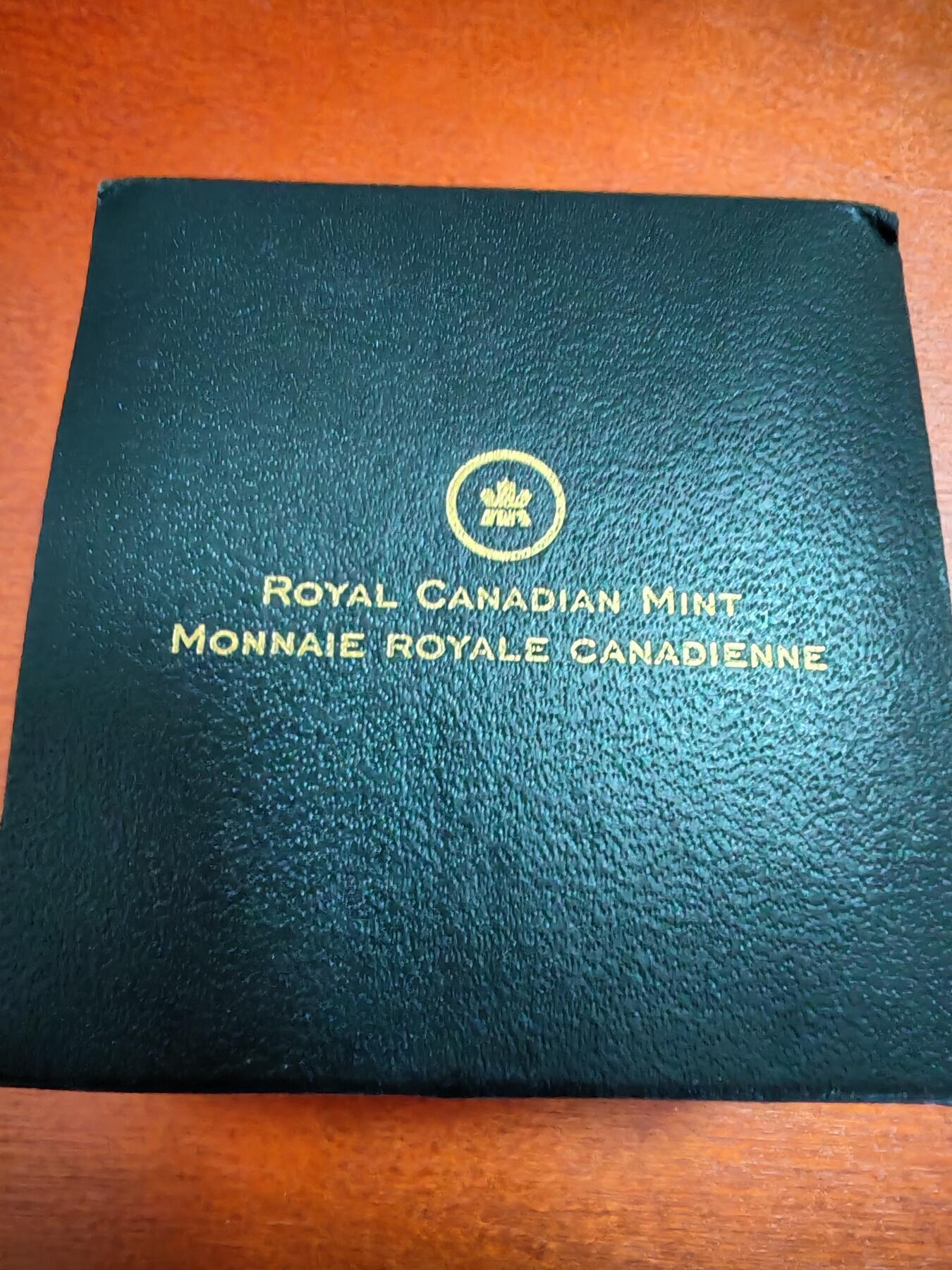 长老汇蛇年精选第七十五场拍卖 2012加拿大小菊花25分彩色铜镍币，盒证全