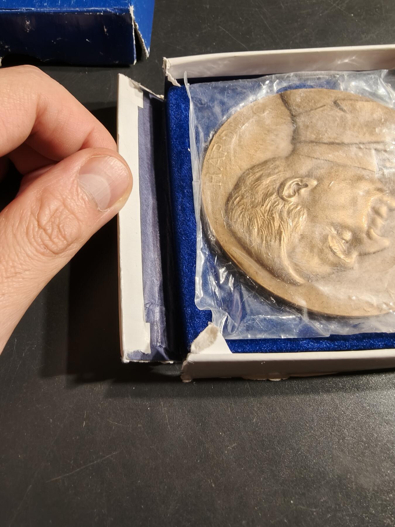 老王徽章第164期 美国铸币局总统沃伦•哈定大铜章       原盒      直径76mm.    重量224.9g.     哈丁于1921年3月4日就任美国总统。  他于1923年8月2日去世，在任期结束前逝世。  哈丁是第一位乘汽车参加就职典礼的总统。  他以“回归常态”（Return to Normalcy）为竞选口号赢得选举。 