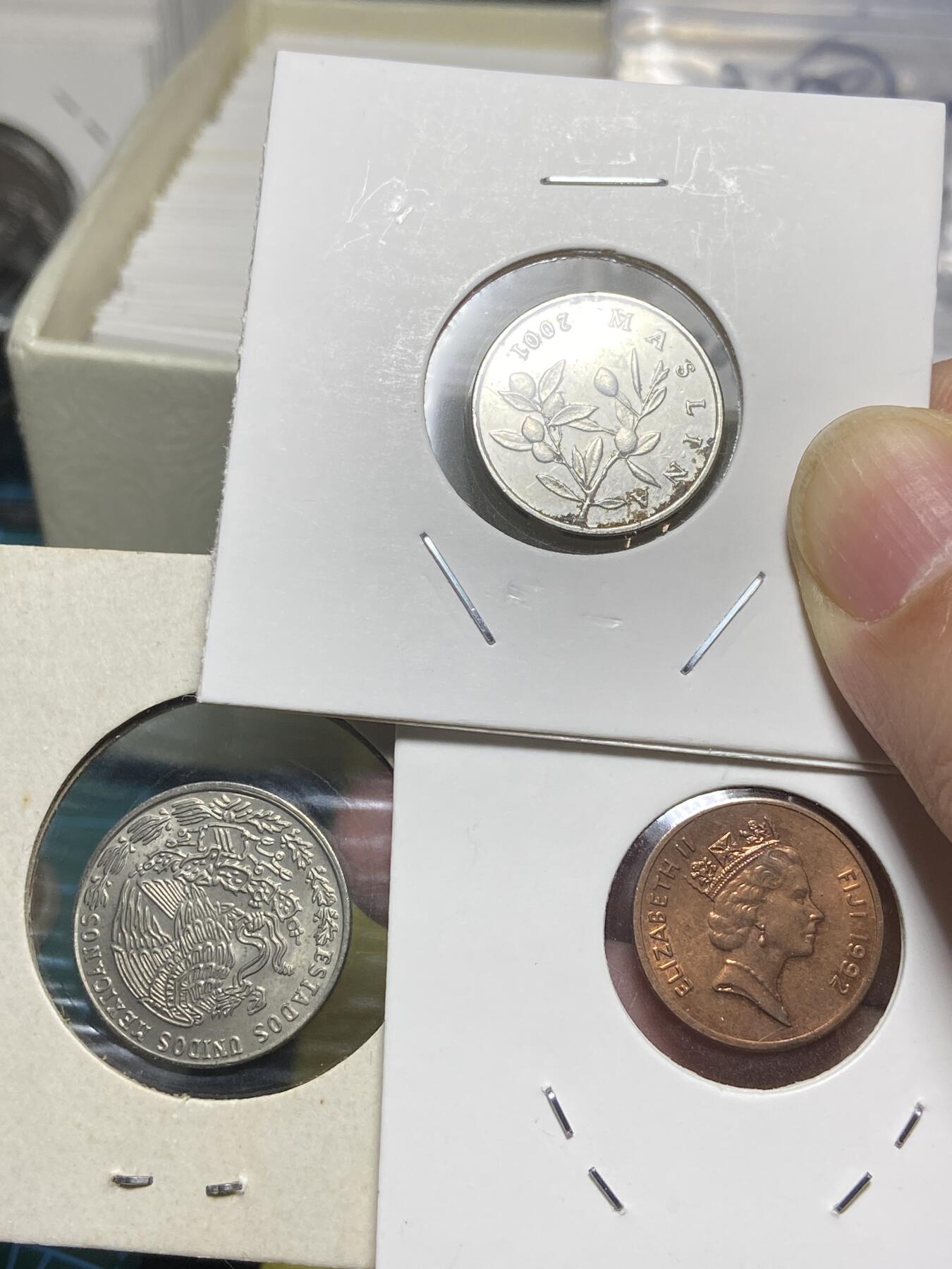 2025年第一百三十一场(总第一百五十七场）外国好品纸夹散币场(免佣金) 散币3枚：克罗地亚🇭🇷2001年20利帕，斐济🇫🇯1992年1分，墨西哥🇲🇽1976年20分