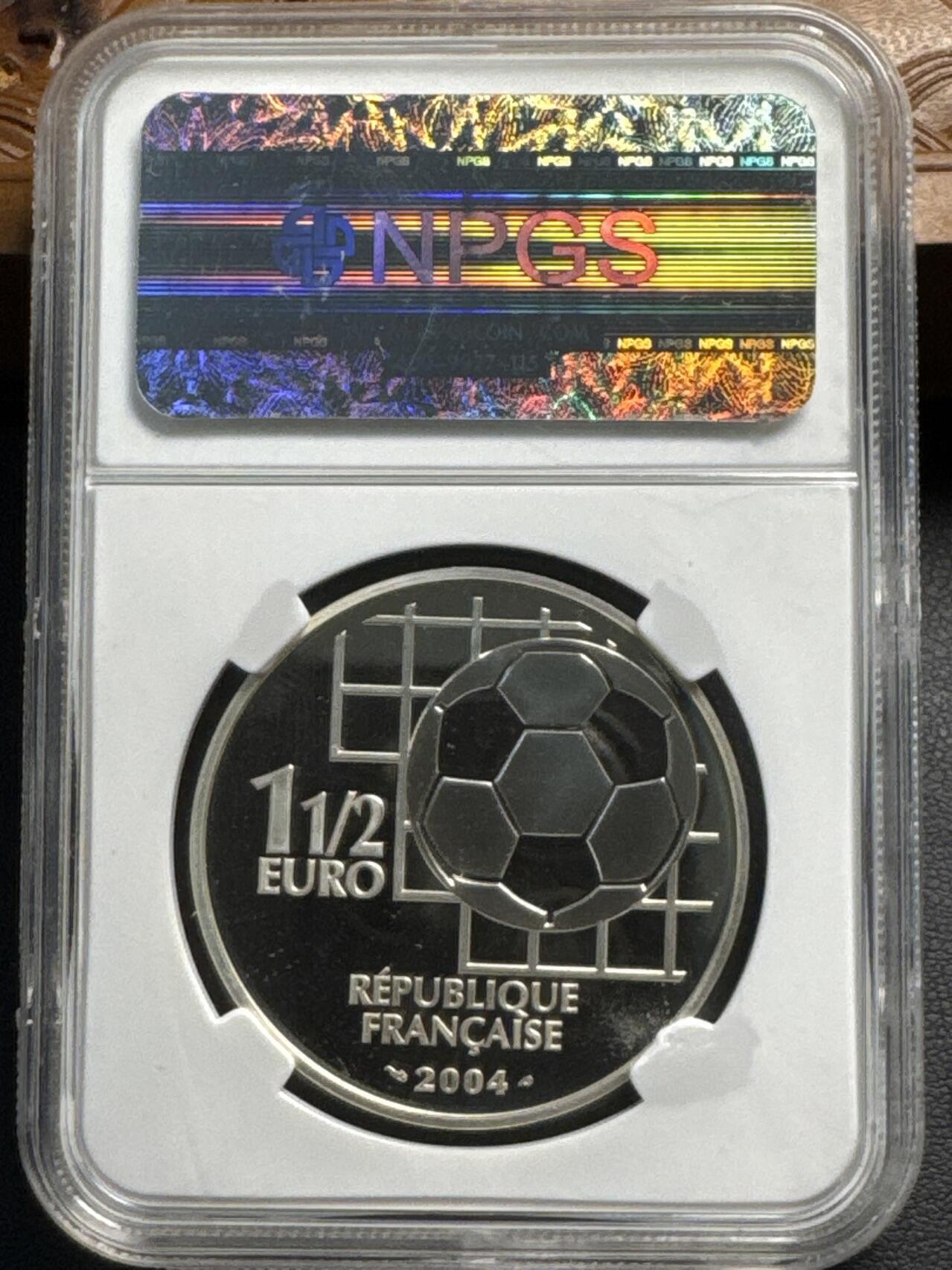 ❤️【币观天下】❤️ 第331期钱币拍卖- 2025.11.21周五晚上6点半场-长期征集拍品 克劳斯世界硬币大赛获奖最受欢迎币众诚NPGS-CPS保真鉴定封装法国2004年国际足联FIFA诞生100周年精制纪念银币900银22.2克直径37毫米