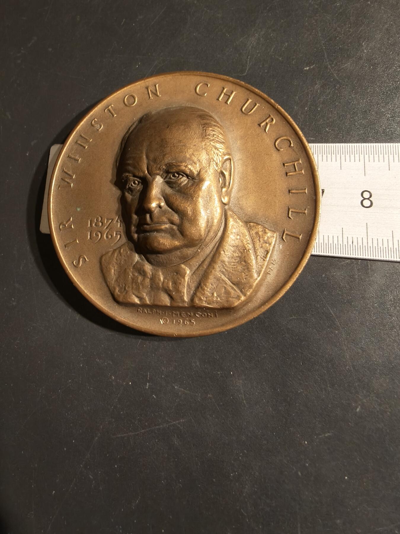 老王徽章第164期 美国温斯顿丘吉尔大铜章     高浮雕      背面为丘吉尔家族纹章与美国总统印     直径70mm.    重量171.9g