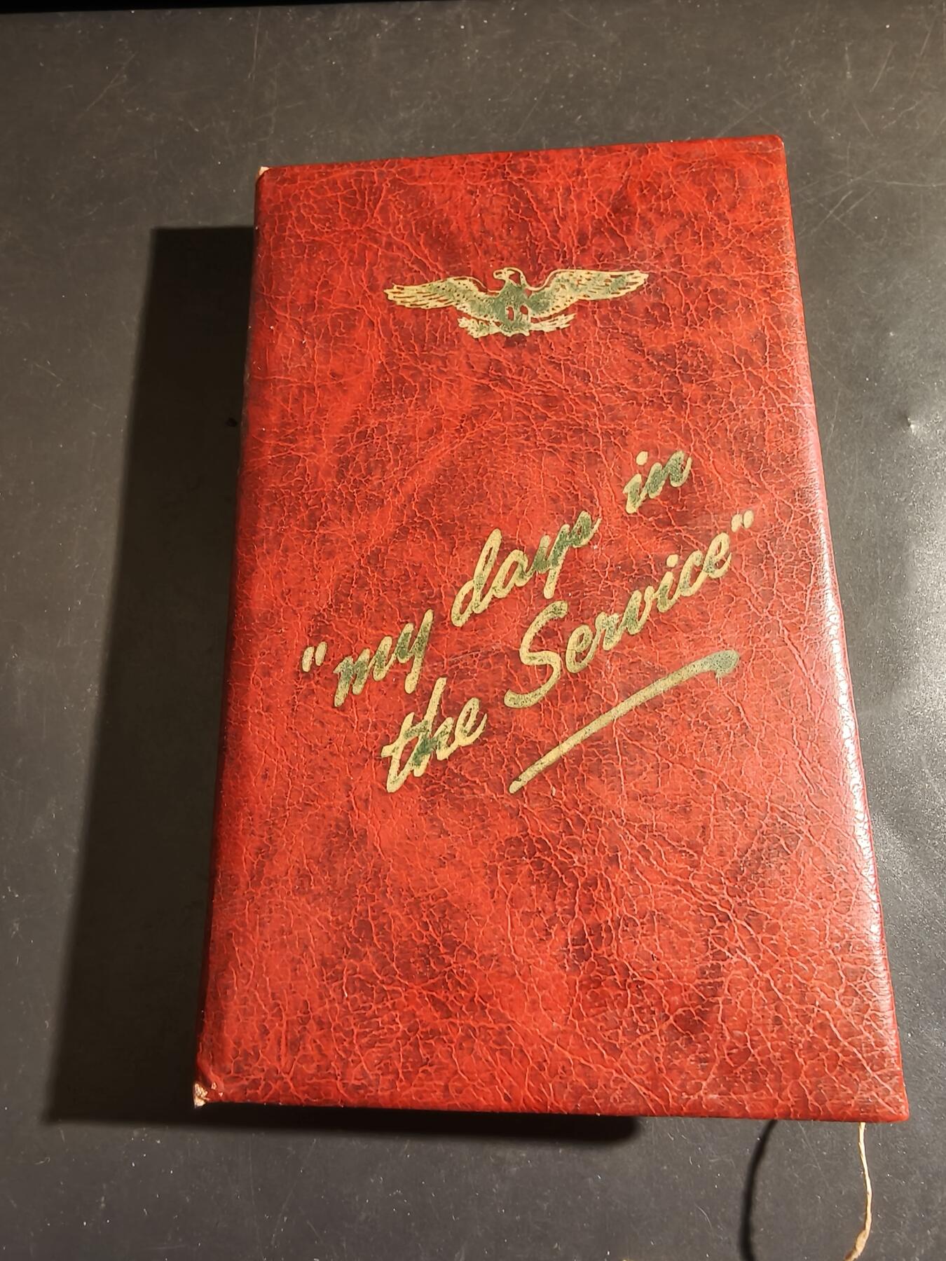 老王徽章第164期 美国二战服役记事本    带原始封装    内部有几页被记录了内容，绝大部分都是空页      尺寸11×18×2cm