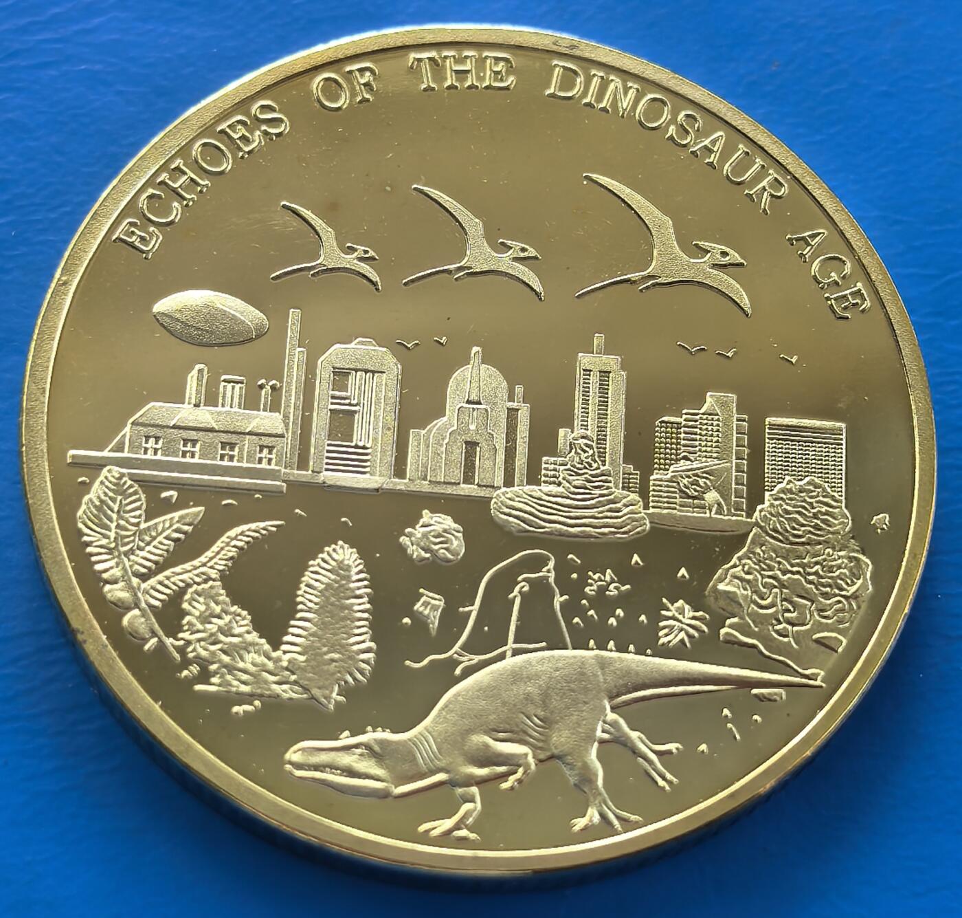 外国优质老铜币银币，周六九点倒数截拍，满百包邮，可寄存半年，喜欢朋友微信扫描二维码可直接参拍 俄罗斯镀金恐龙纪念章-三角龙，直径39.8mm，重29克