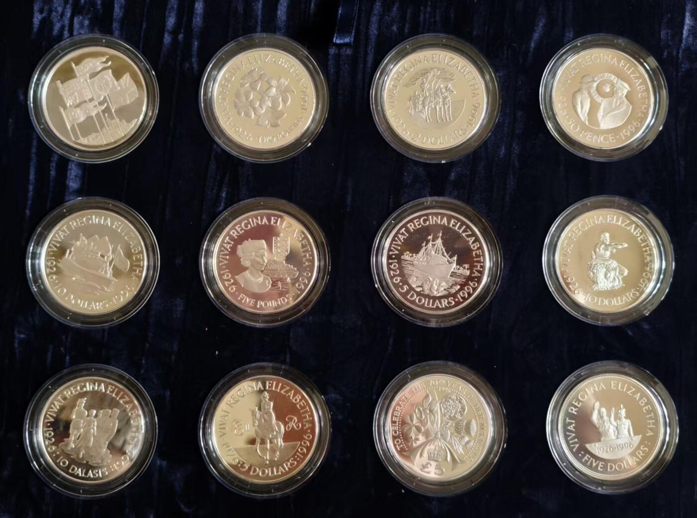 ❤️【币观天下】❤️ 第331期钱币拍卖- 2025.11.21周五晚上6点半场-长期征集拍品 英联邦12国女王七十大寿克朗大银币套装 英国本土、奥尔德尼、根西、泽西、开曼、百慕大、巴巴多斯、东加勒比、福克兰、斐济、冈比亚和所罗门。高级绒面盒装带一本介绍女王生平的小册子。都是28.28克的大银币，含纯银314克