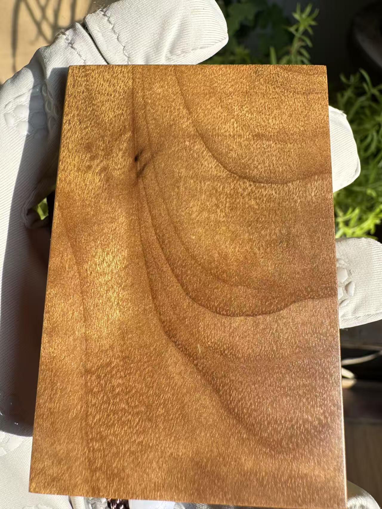 零元拍：H002 金丝楠牌子，香喷喷的小金砖，金光闪闪，71/47/13CM CM，牌子有一道碳化裂，不是贯穿裂，最后三张图片已展示，介意勿拍。