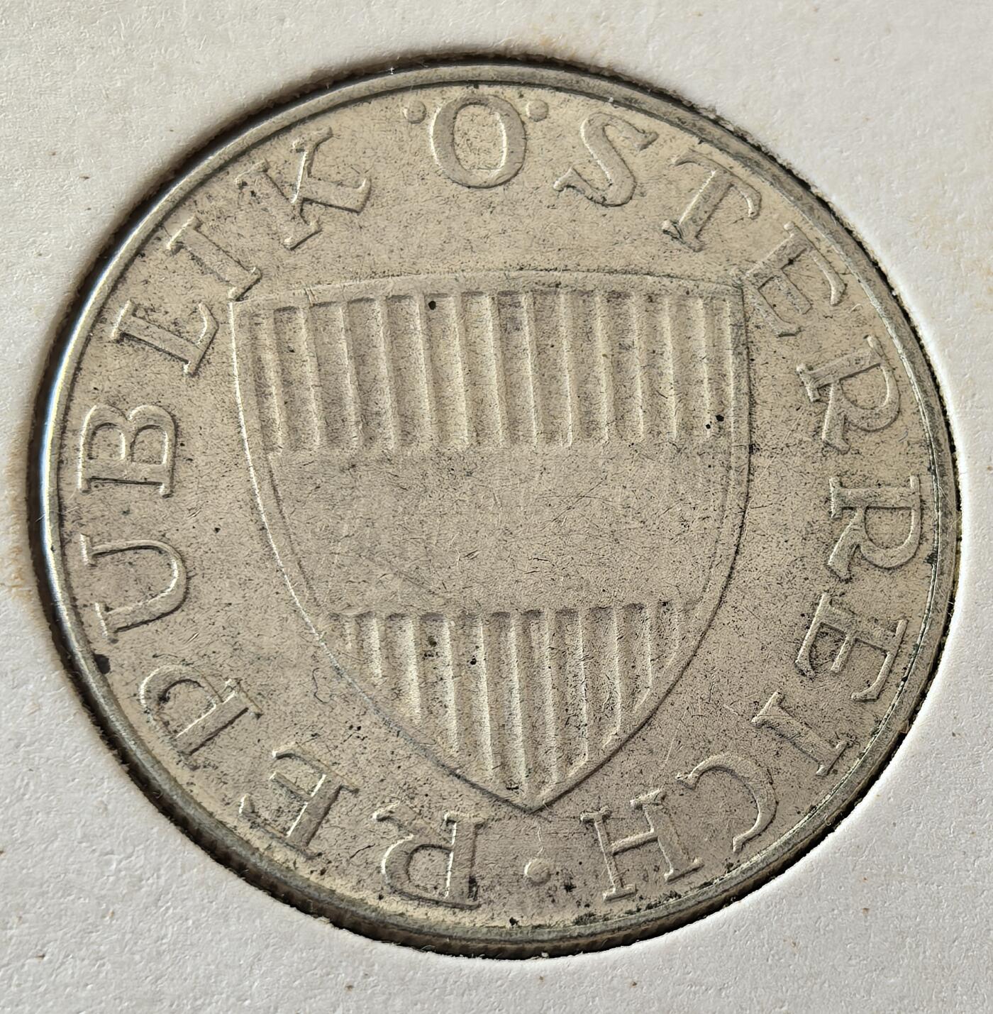 外国优质老铜币银币，周六九点倒数截拍，满百包邮，可寄存半年，喜欢朋友微信扫描二维码可直接参拍 欧洲老藏家纸夹-奥地利1971年10先令银币