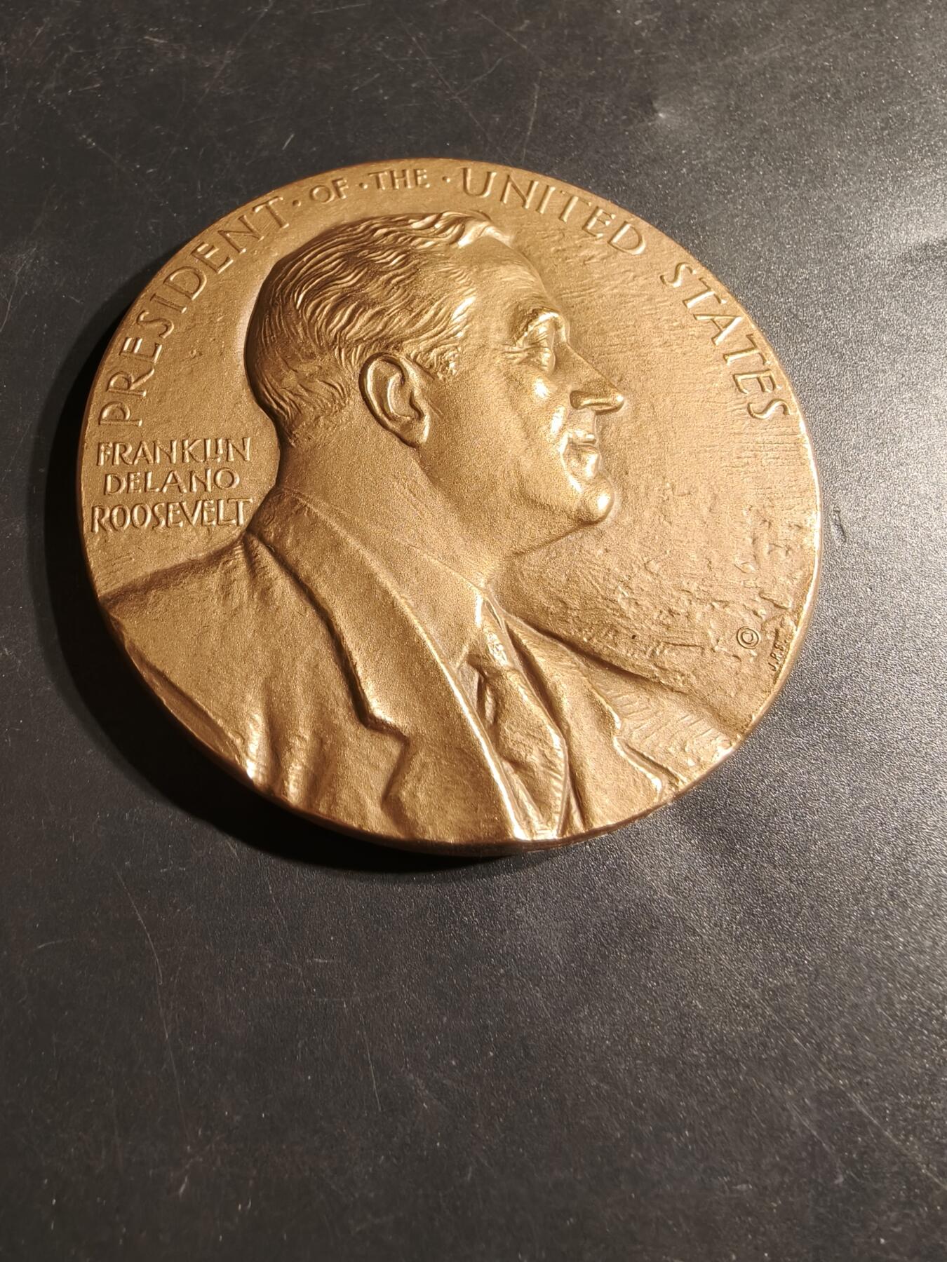 老王徽章第164期 美国铸币局富兰克林•罗斯福总统大铜章      原盒带     直径76mm.    重量226.9g.    