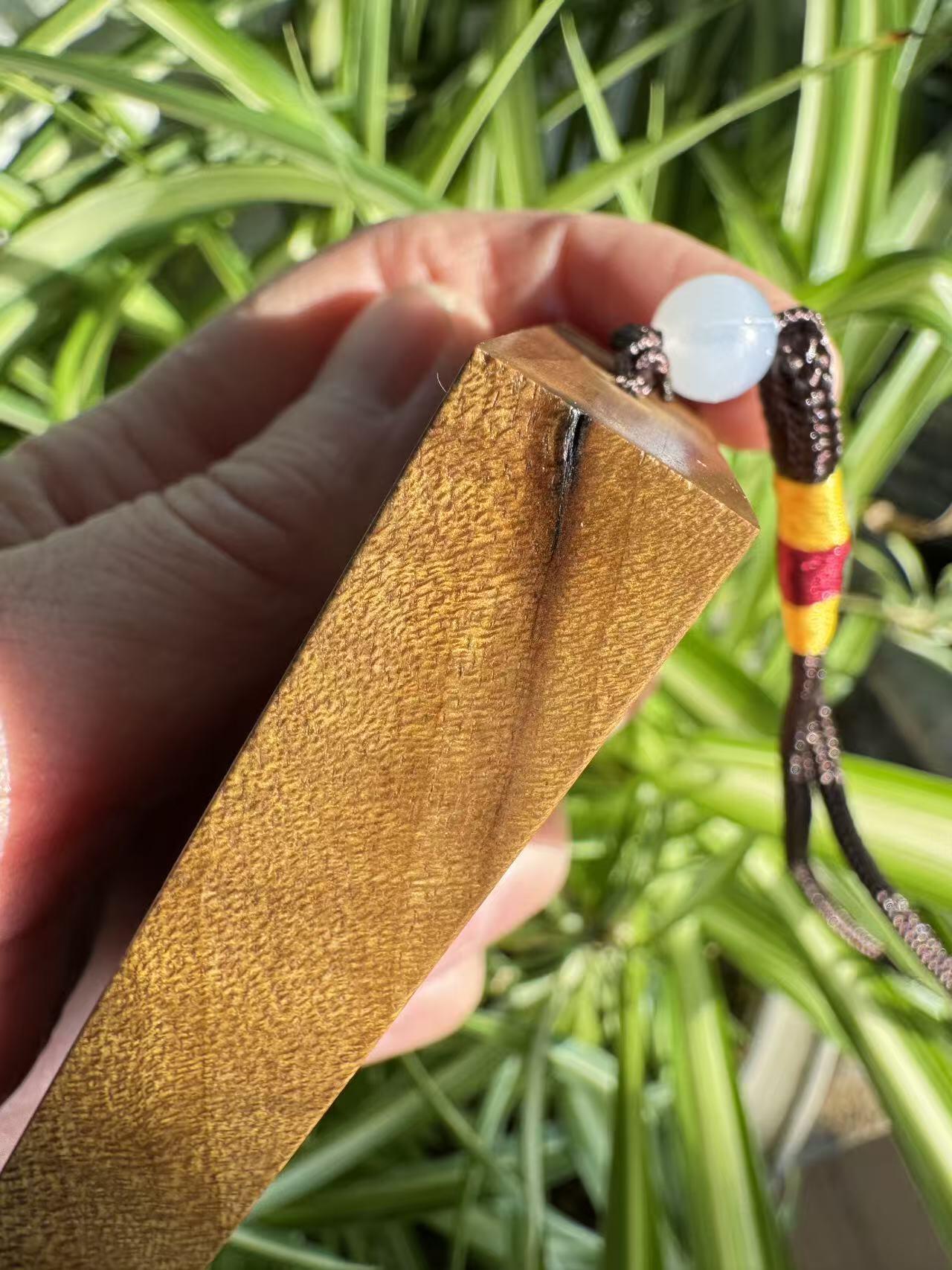 零元拍：H002 金丝楠牌子，香喷喷的小金砖，金光闪闪，71/47/13CM CM，牌子有一道碳化裂，不是贯穿裂，最后三张图片已展示，介意勿拍。